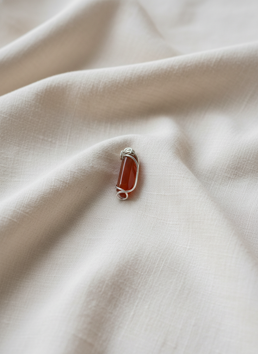 脈輪之火｜紅瑪瑙六角晶柱・鋼線手工繞製吊墜