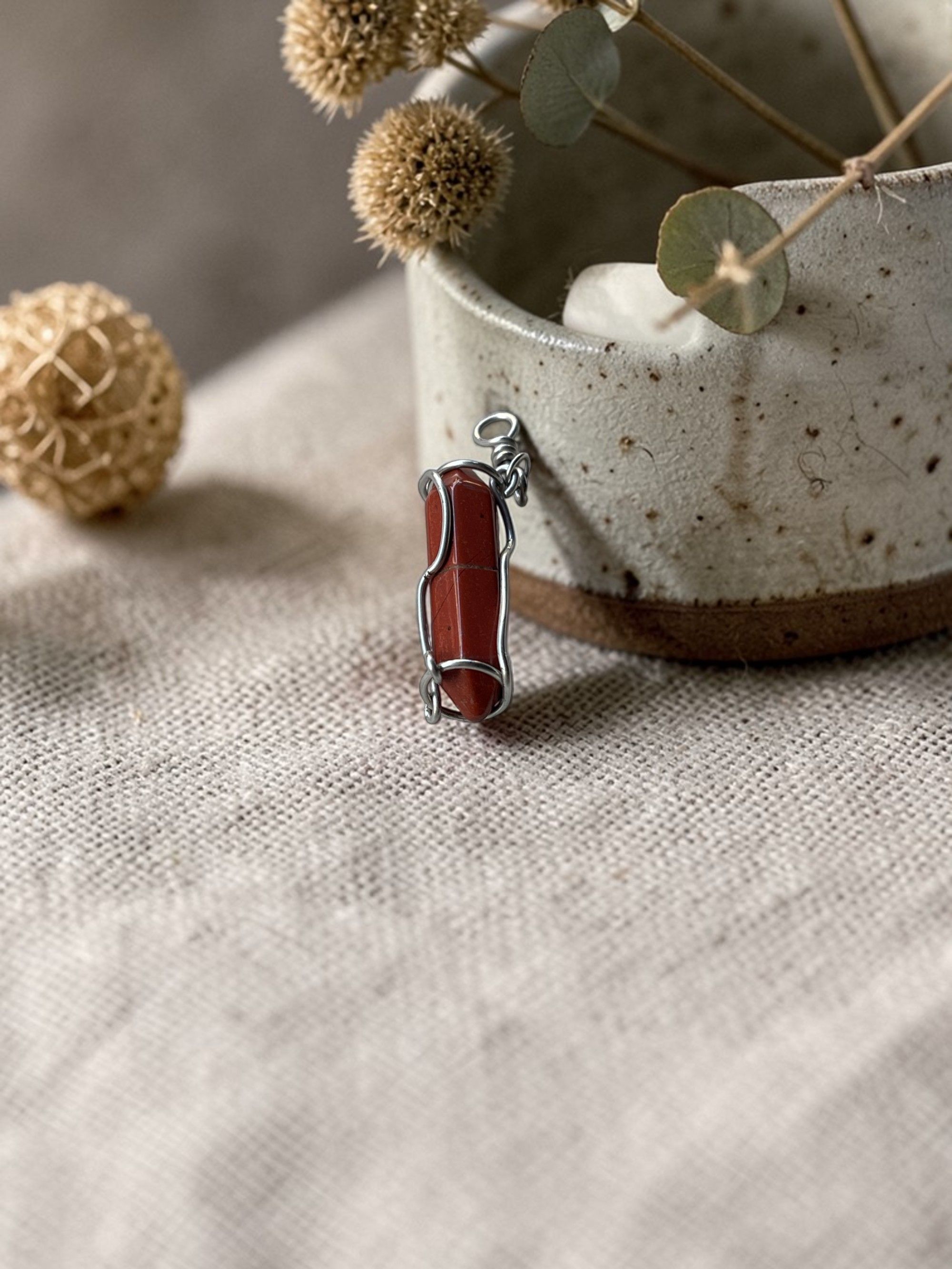 暖心紅韻｜紅碧玉手工繞編六角晶柱吊墜