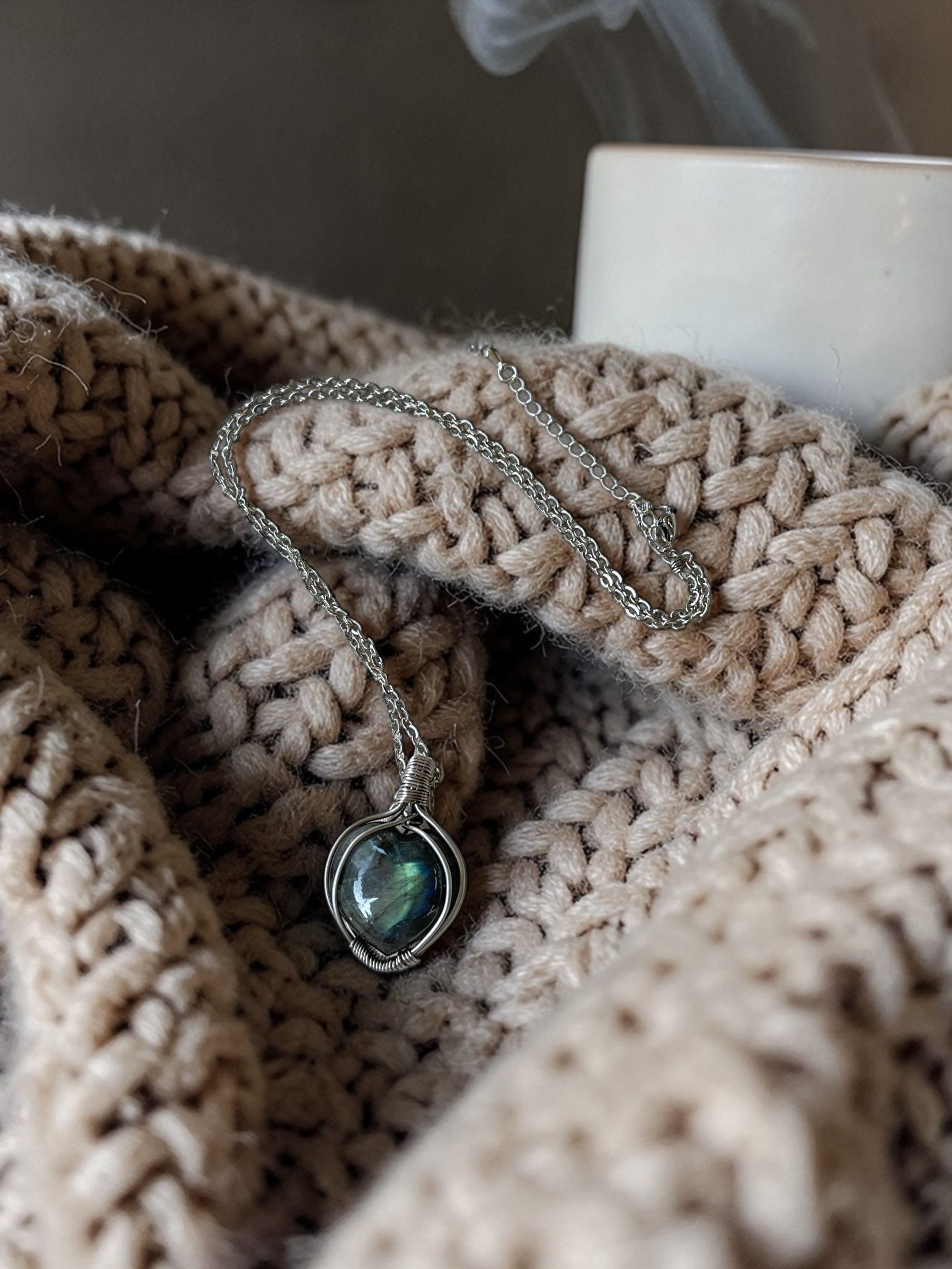 月光下的守護｜極簡拉長石能量項鍊（抗敏鋼線設計）