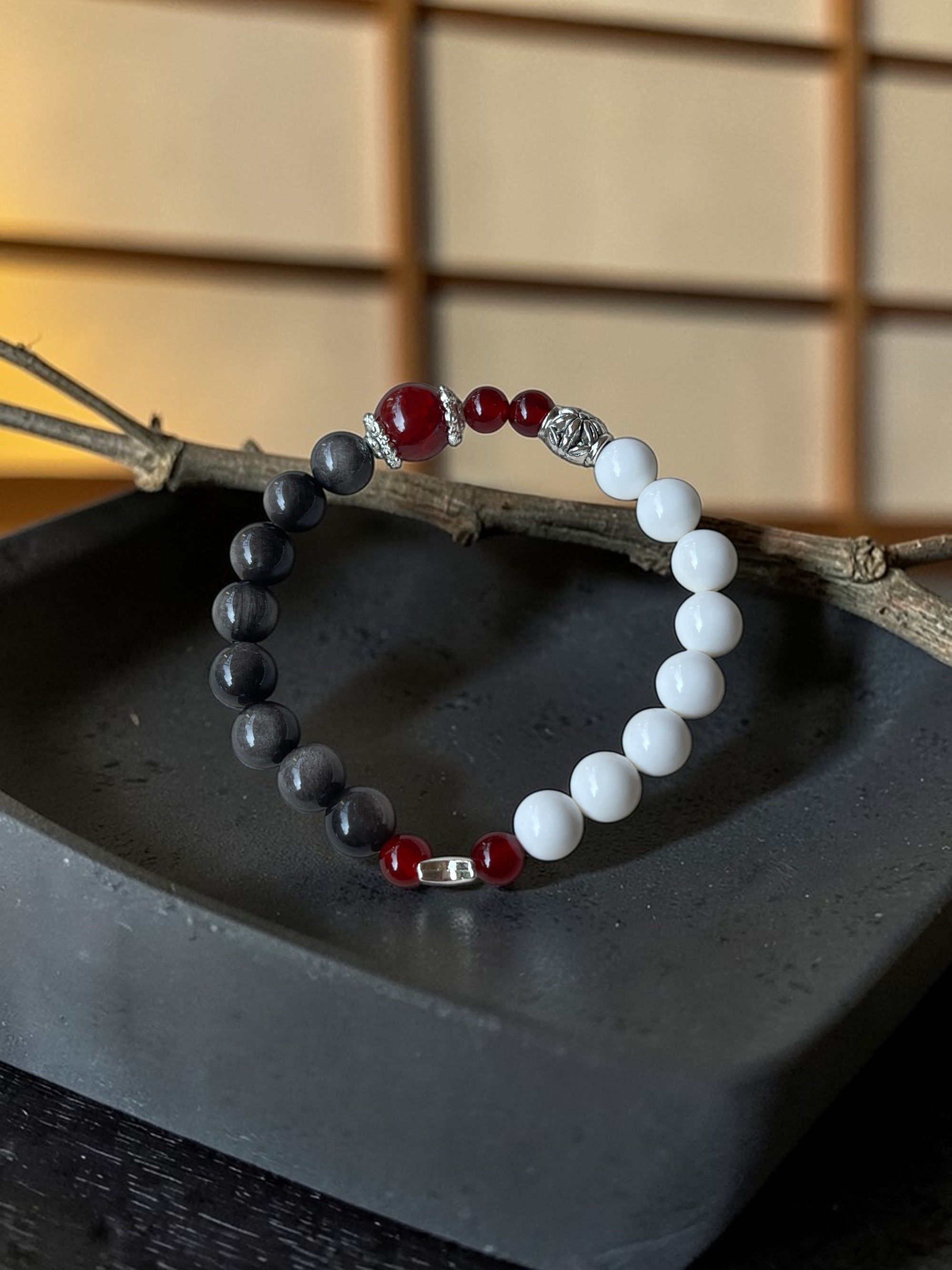 晝夜平衡｜硨磲紅瑪瑙黑貓眼手串 硨磲（純白淨化）、紅瑪瑙（活力避邪）、黑貓眼（守財護身）