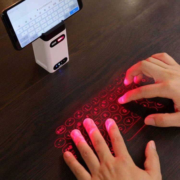 〈DZ02〉投影鍵盤 三合一｜可當手機支架．行動電源｜一台抵三台，桌面直接清爽（投影為英文字母）