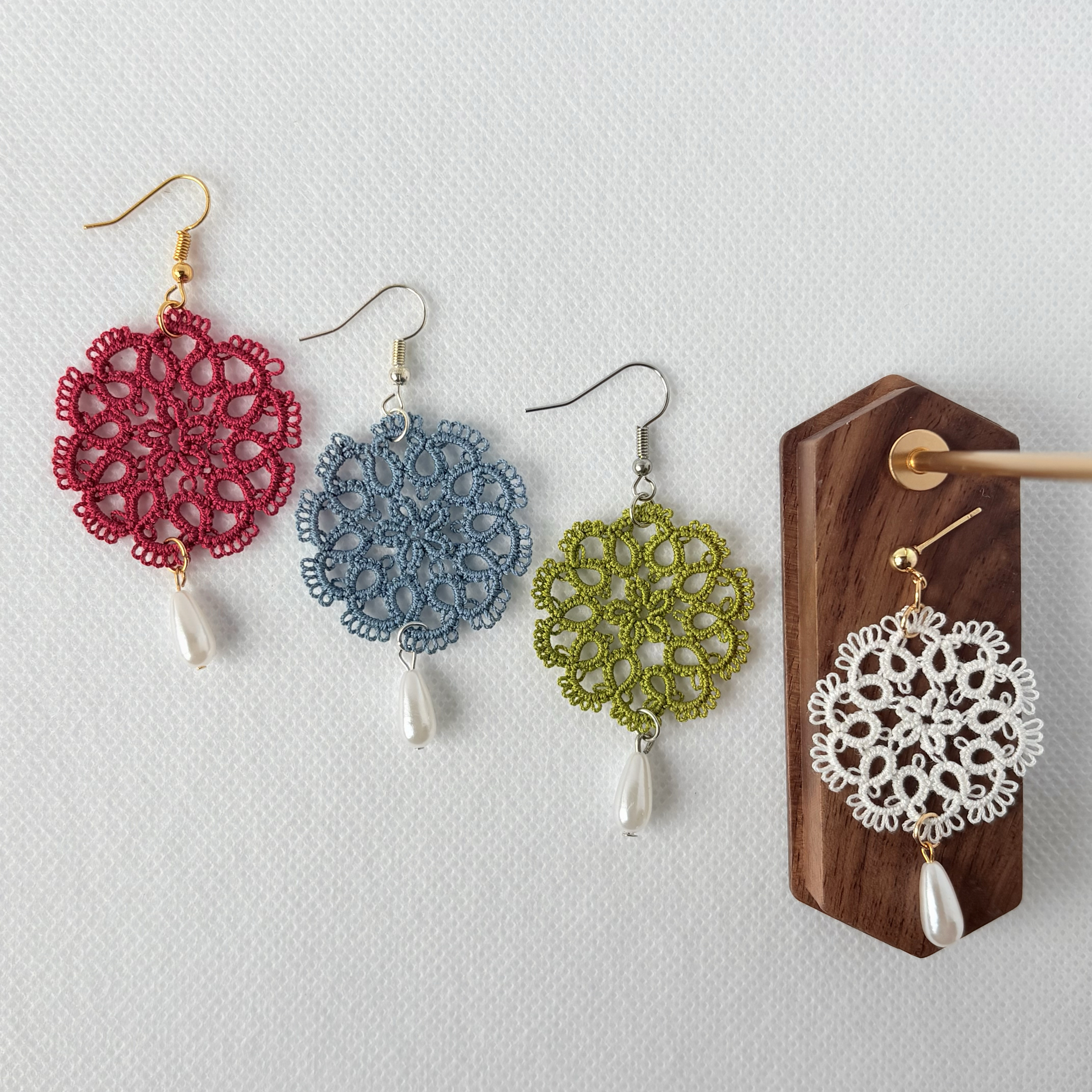 氣質耳環｜梭編蕾絲花耳珍珠｜不繡鋼耳針不易過敏｜日常簡約手作飾品