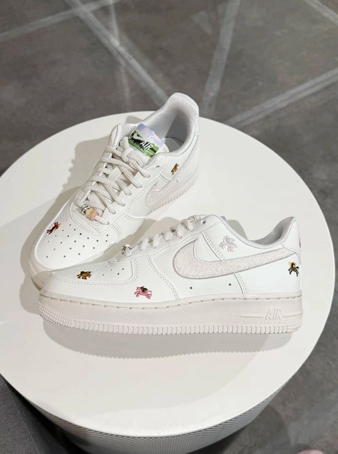 現貨在台 Nike Air Force 1 ’07 ’CNY’ 白紅 馬年 新年 刺繡 皮革 女款