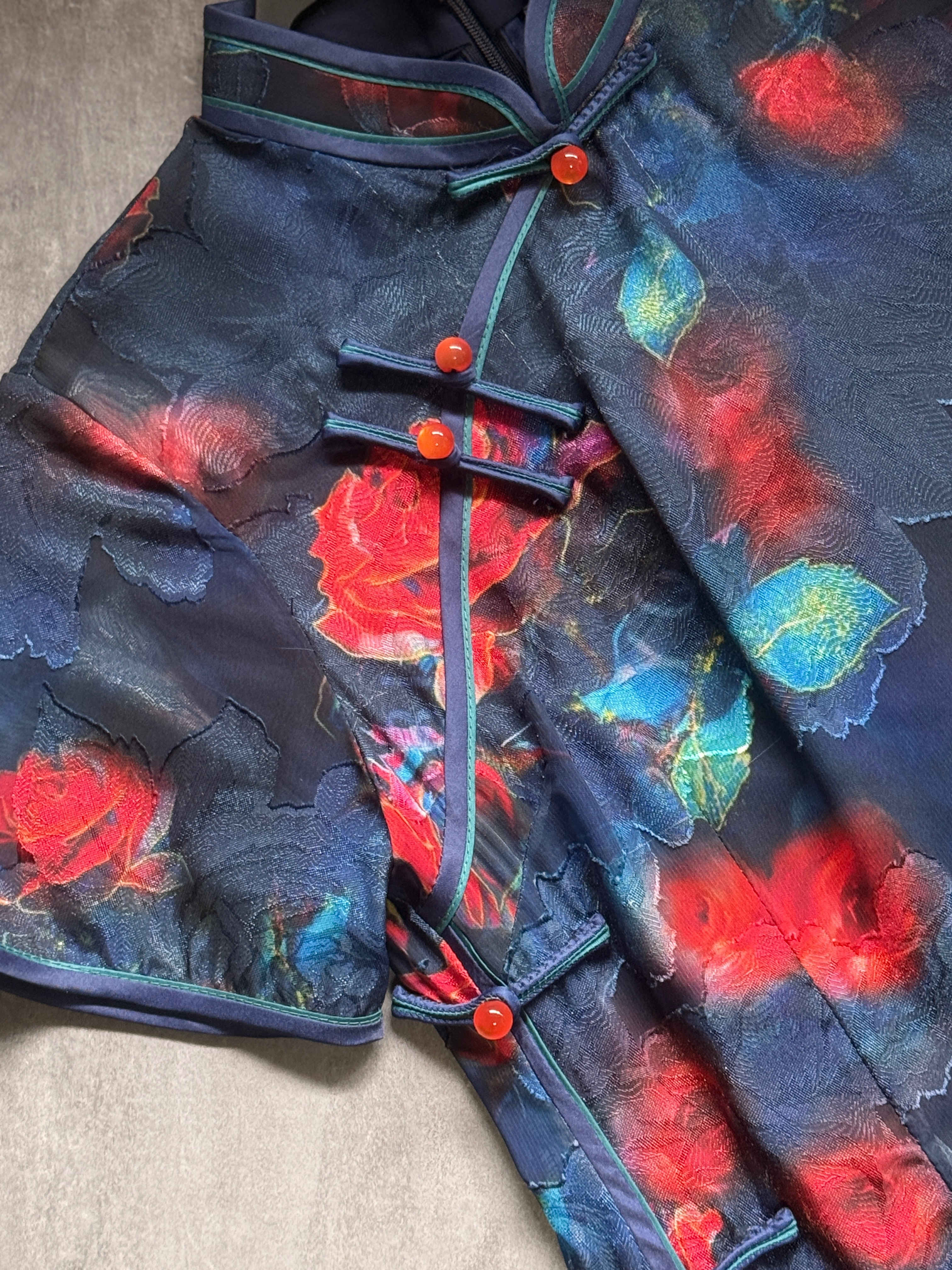 很顯白的那件深藍花 - 標準尺寸 S