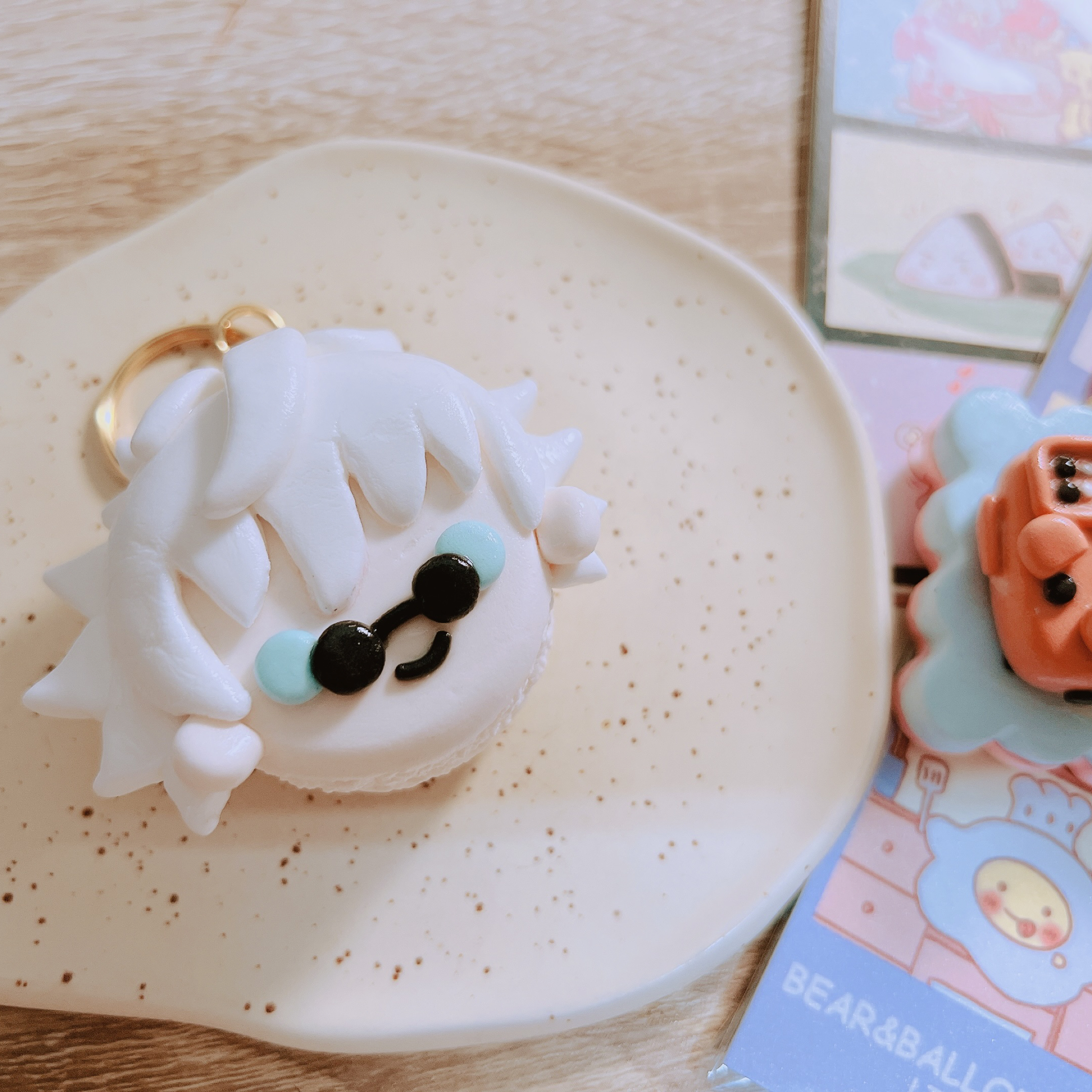 手作黏土五條悟馬卡龍吊飾🖤（可等待再下單！