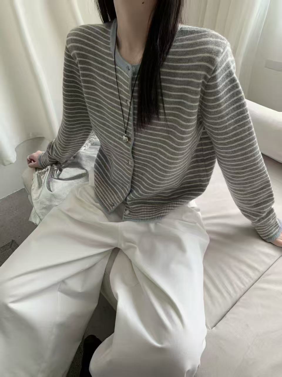 開釦領口配色條紋毛衣