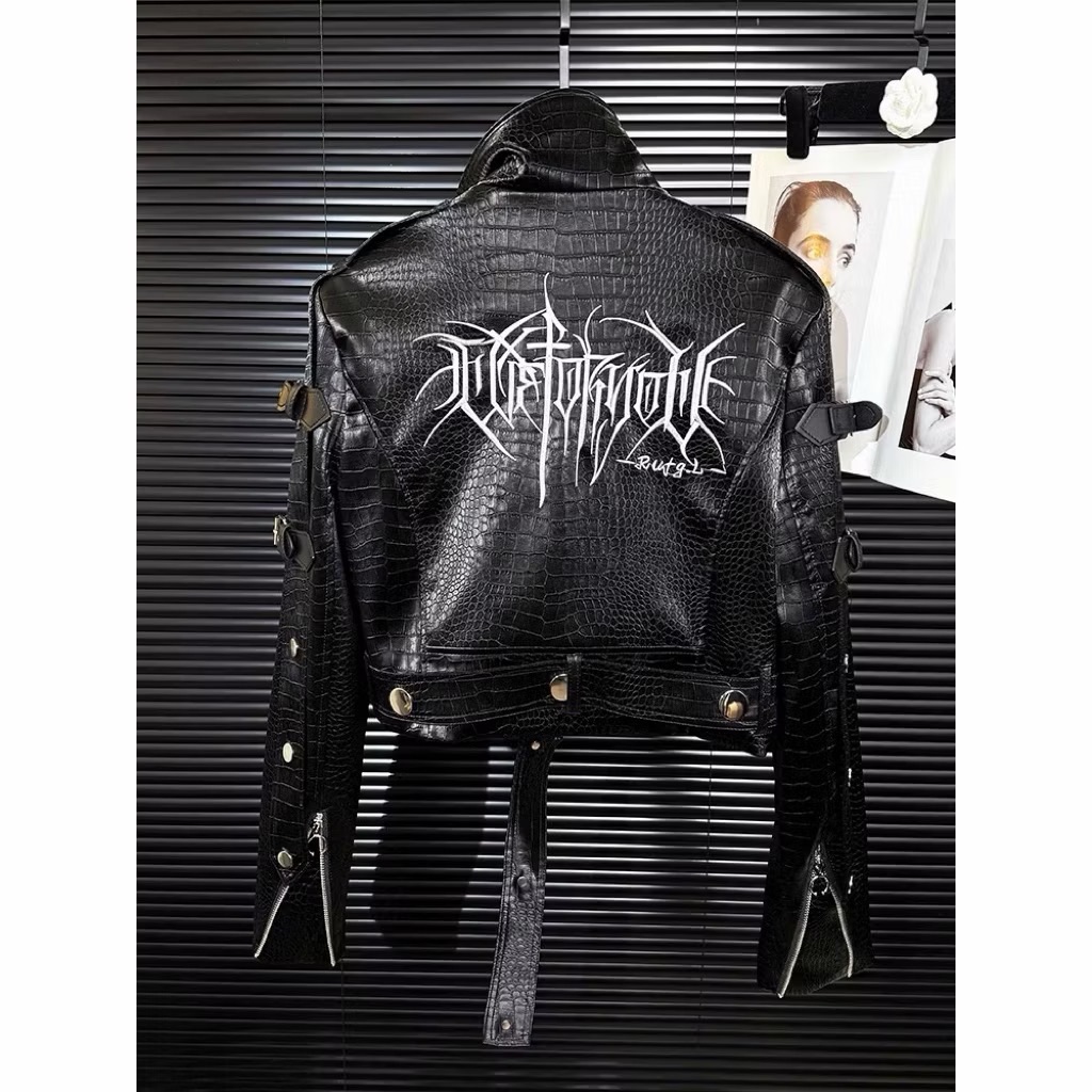 【Eternity】美式龐克風格 重工刺繡設計感鱷魚紋漆皮英文字印花噴漆西裝翻領多拉鏈PU皮衣外套 機車外套