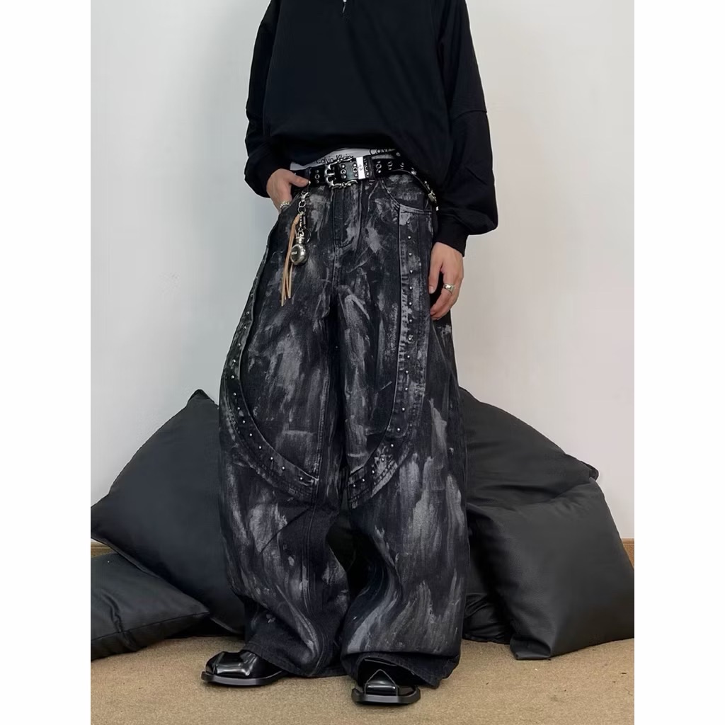 【Eternity】龐克美式重工做舊潑墨噴漆塗鴉吊帶不規則鉚釘彎刀牛仔褲 釘珠拖地寬長褲子