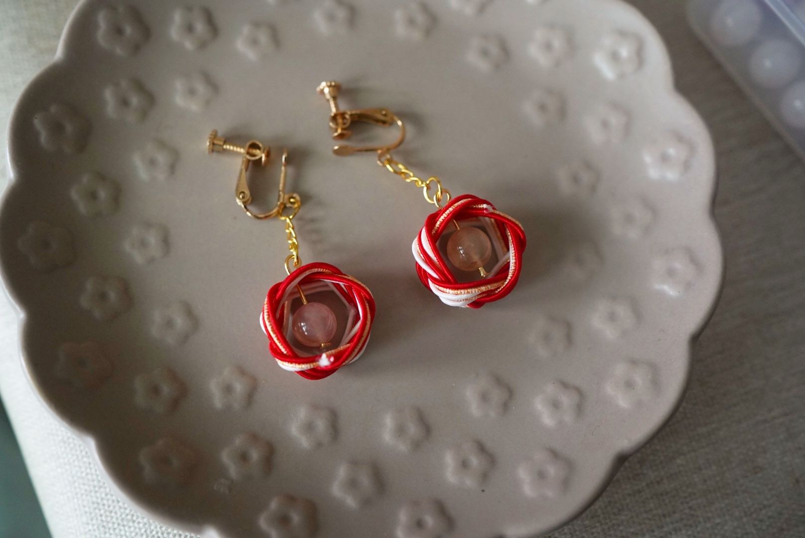 紅金環狀水引線搭配櫻花瑪瑙水晶（耳夾）