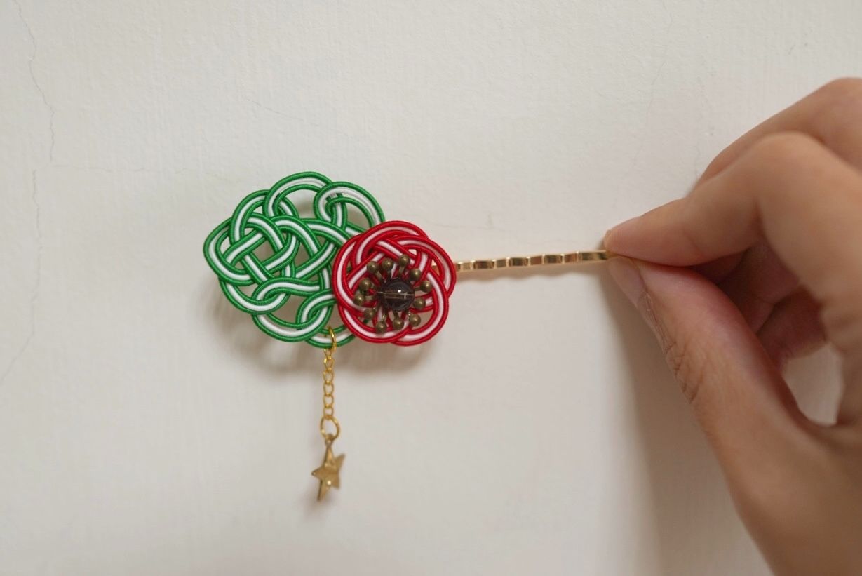 綠葉與梅花水引線繩搭配石榴石（髮夾）