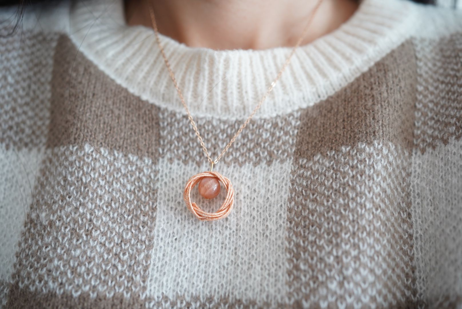 金色環狀水引繩結搭配橙月光項鏈