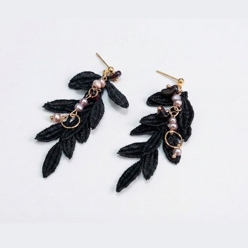 【Apsara】勇敢飛翔｜天然石榴石 珍珠 蕾絲耳環 異材質拼接 垂墜設計 （現貨/手作飾品）