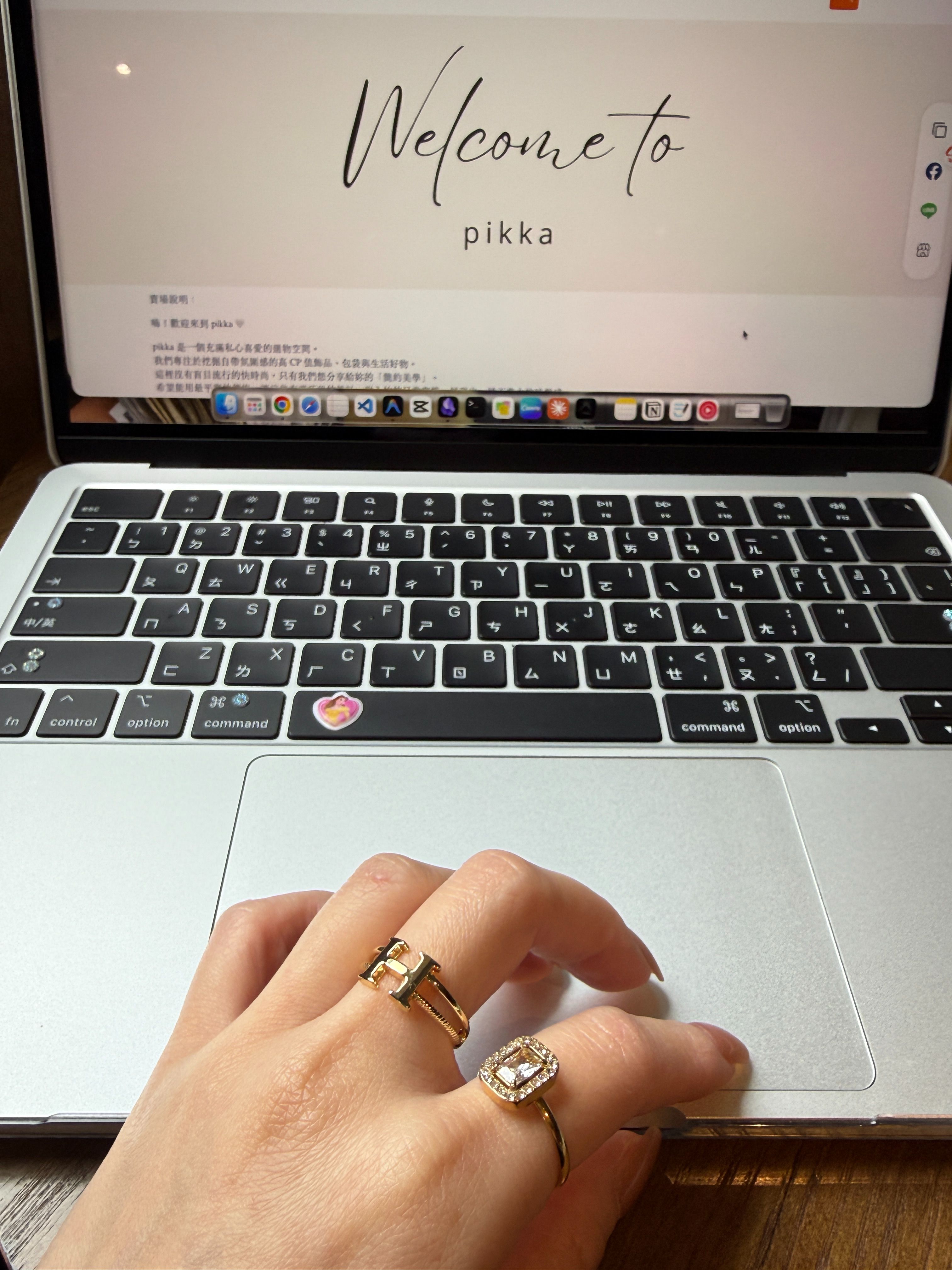 日常配戴首選！H 字母多層次質感金戒 ✨