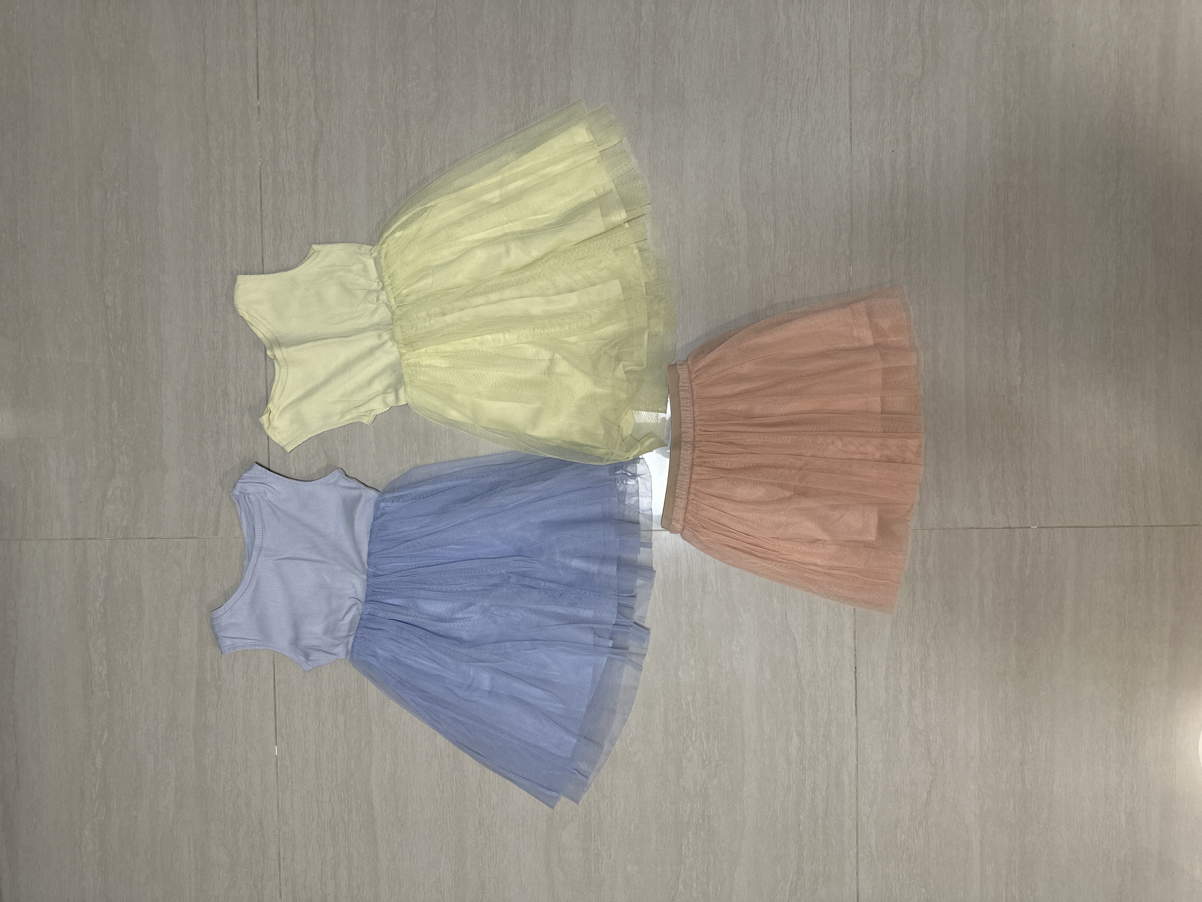 Uniqlo半身紗裙粉橘
Uniqlo連身裙粉藍跟嫩黃