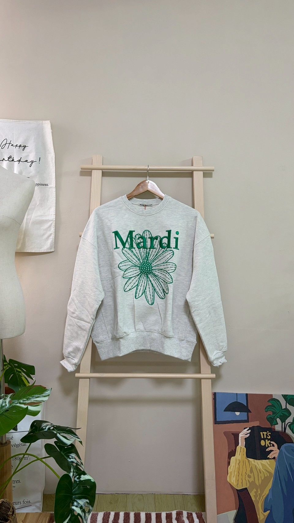 [現貨] 正韓選品🇰🇷 3zhi. Mardi Mercredi刺繡大學T 燕麥色綠刺繡字 經典小雛菊