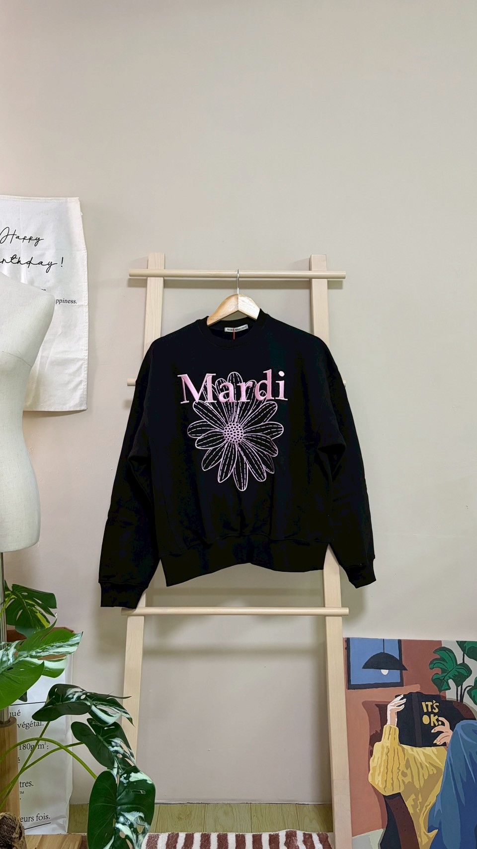 [現貨] 正韓選品🇰🇷 3zhi. Mardi Mercredi刺繡大學T 黑色粉刺繡字 經典小雛菊