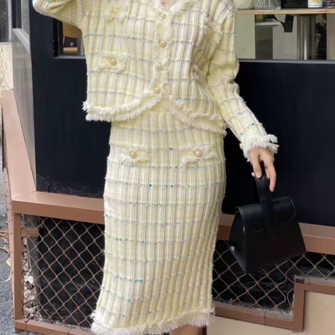 韓系小香風 粗毛呢V領條紋珍珠開衫上衣 高腰包臀針織半裙（兩件套）