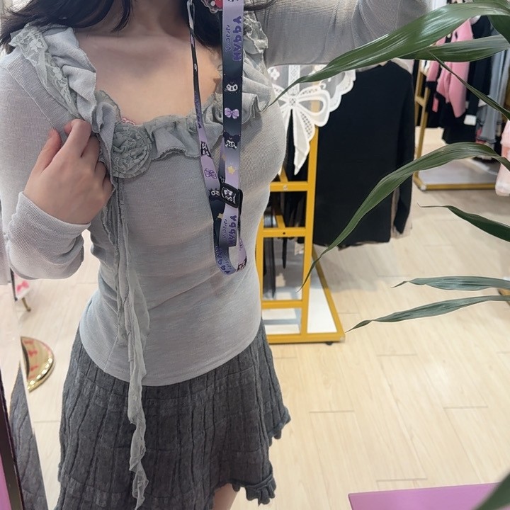 韓系甜美風 木耳邊圓領玫瑰不規則絲帶針織上衣