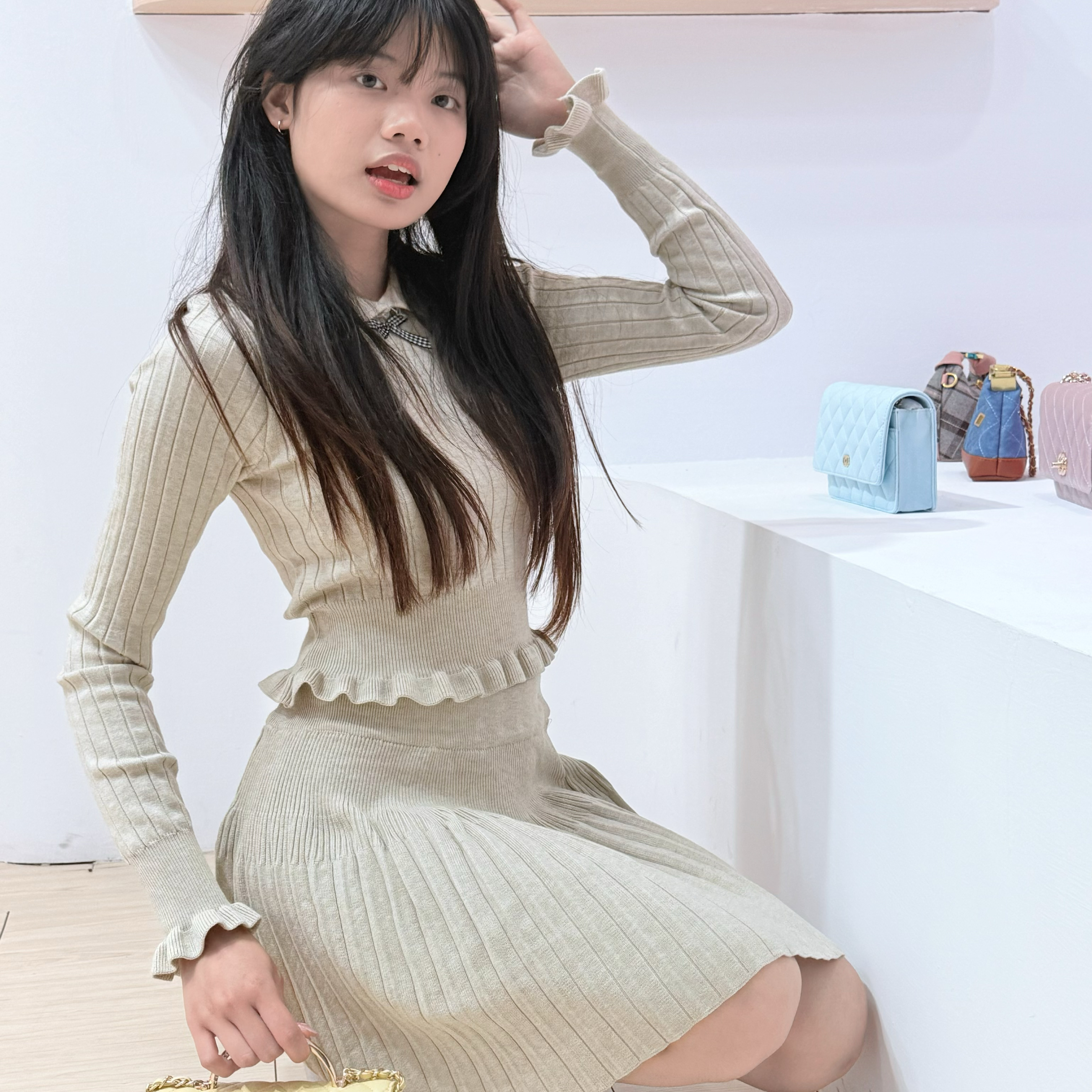 韓系溫柔風 娃娃領木耳邊收腰針織上衣 百褶A字針織短裙（兩件套）卡其、灰、黑、白 