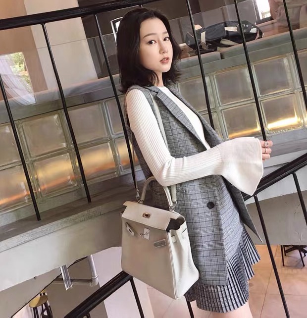 僅試穿2XL格子背心、3XL百褶裙（沒有白色長袖）