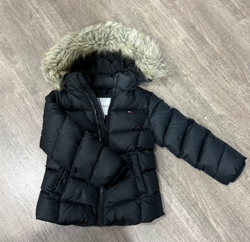 TOMMY HILFIGER 女童羽絨外套（尺寸4T/黑）