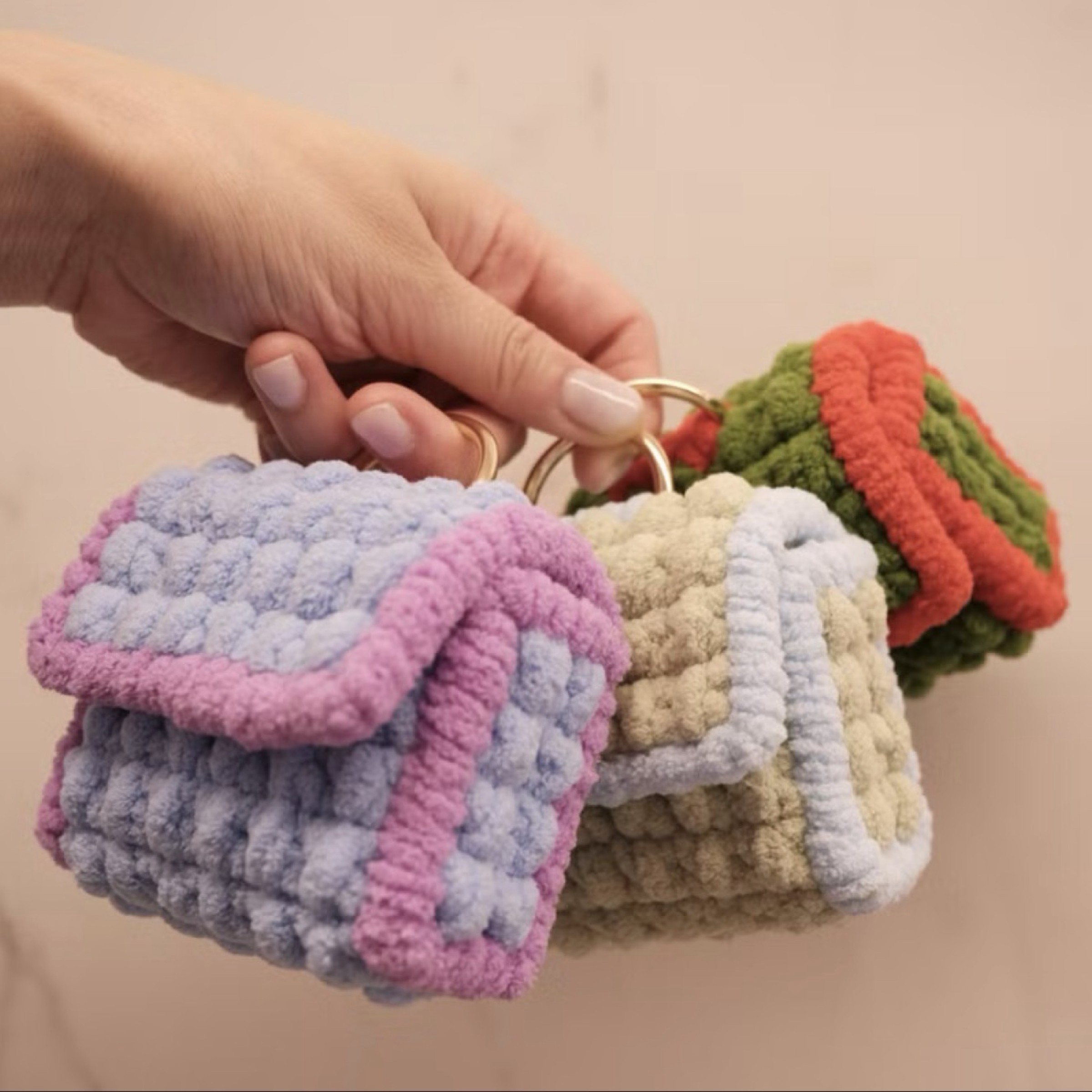 🎀ChiFLeur綺花手作🌸編織🧶可愛毛絨編織AirPods耳機包-三色盲抽