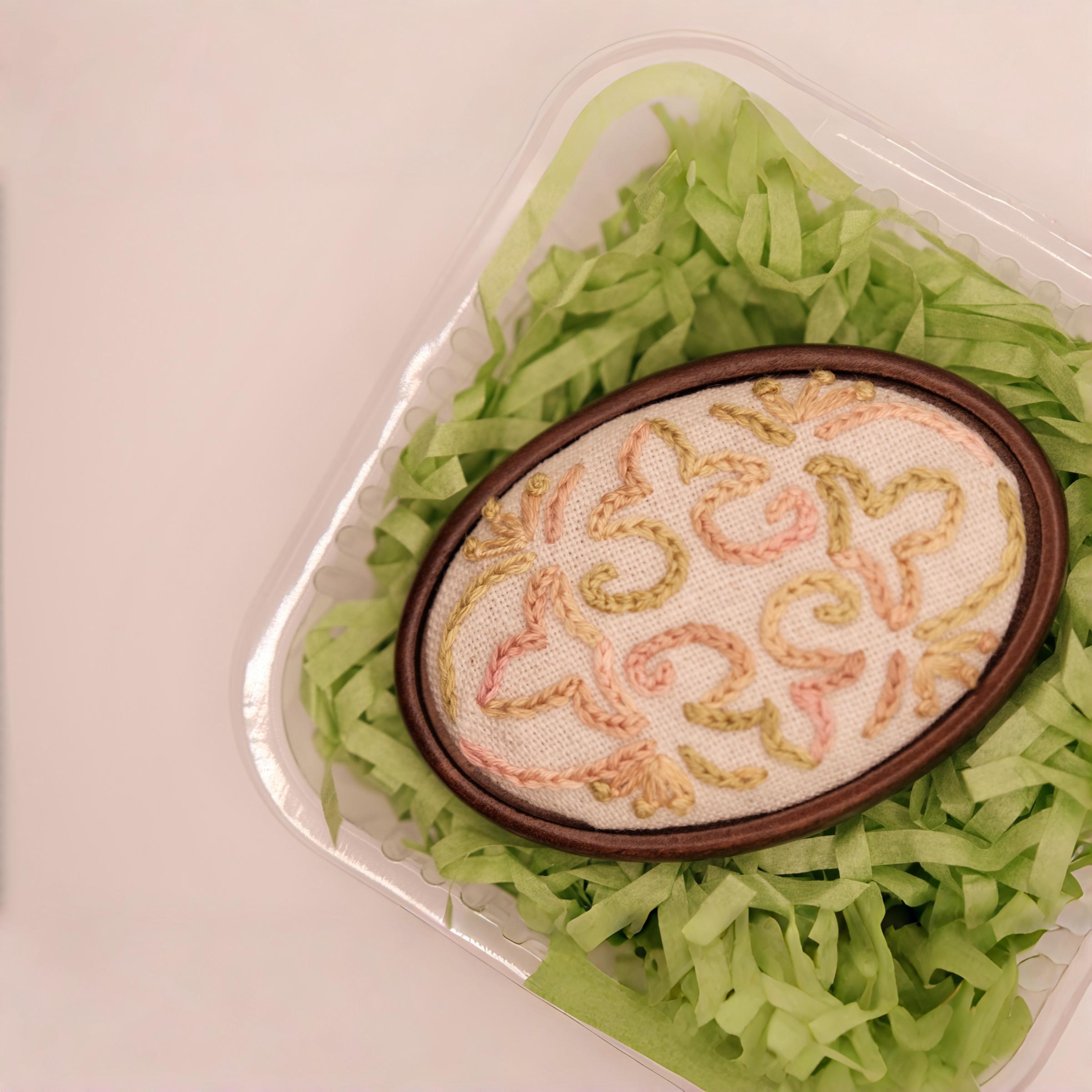 🎀ChiFLeur綺花手作🌸刺繡🪡-綠色漸層木頭橢圓胸針‼️‼️‼️刺繡和珠繡類的商品大都只有一個喲‼️‼️‼️