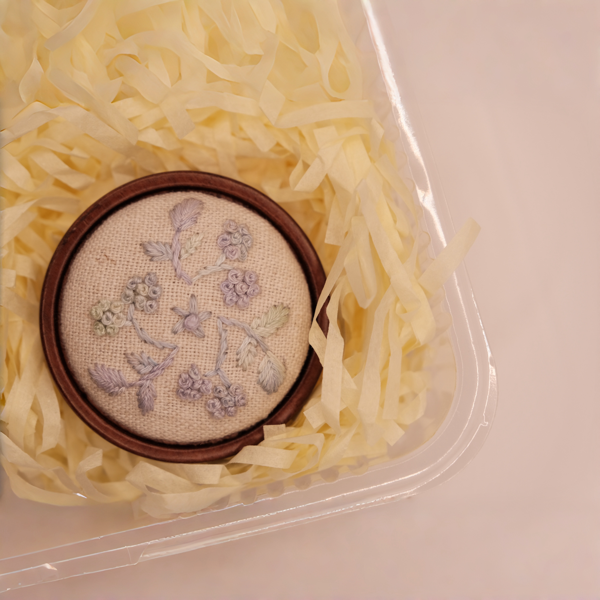 🎀ChiFLeur綺花手作🌸刺繡🪡-藍色漸層圓形木頭胸針‼️‼️‼️刺繡和珠繡類的商品大都只有一個喲‼️‼️‼️