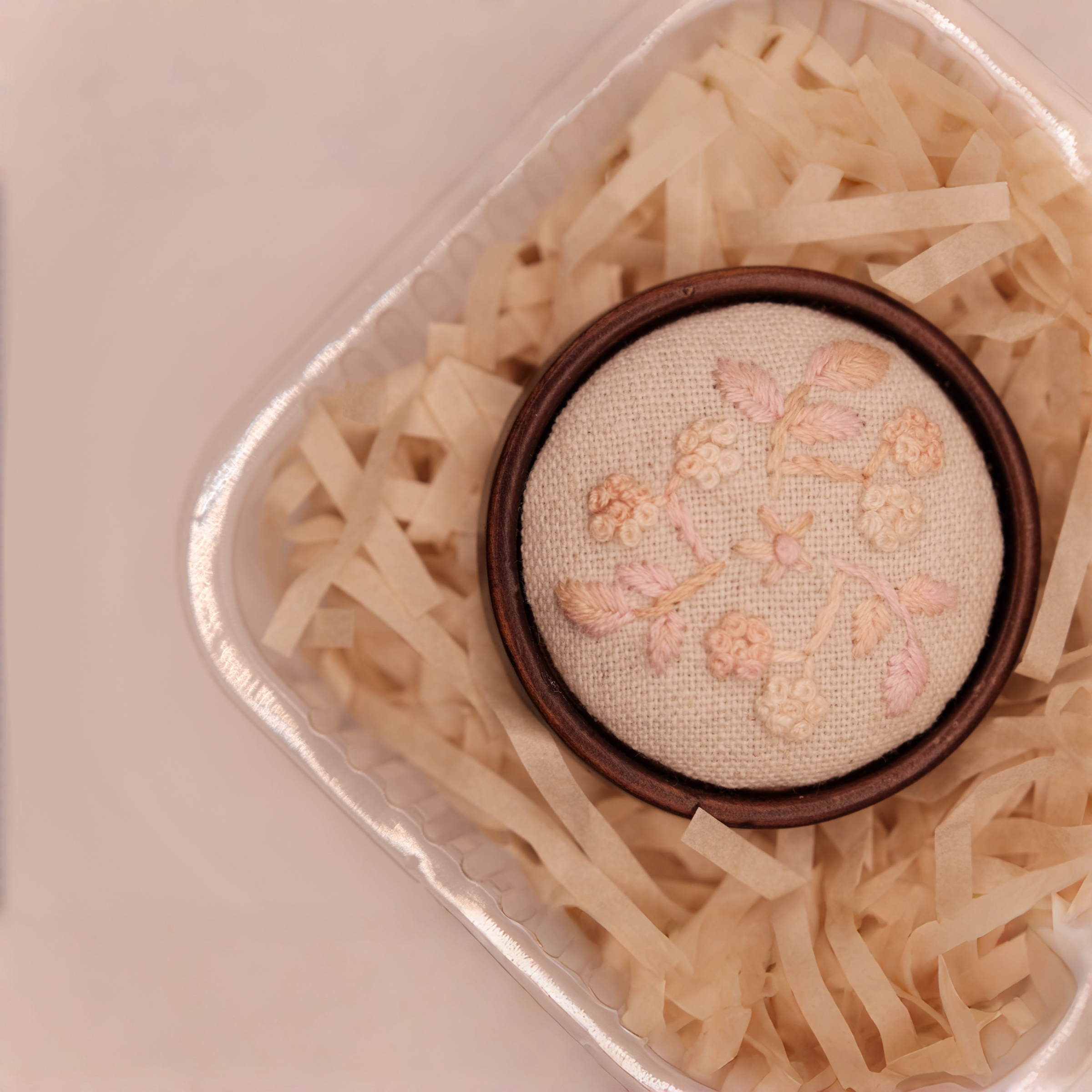 🎀ChiFLeur綺花手作🌸刺繡🪡-粉紅色漸層圓形木頭胸針‼️‼️‼️刺繡和珠繡類的商品大都只有一個喲‼️‼️‼️