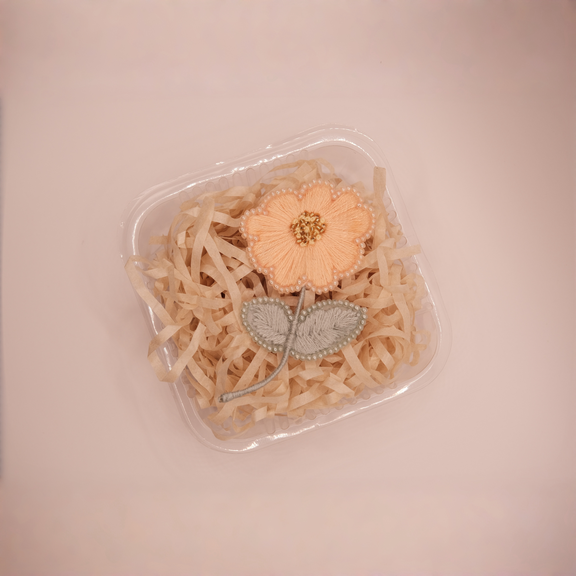 🎀ChiFLeur綺花手作🌸珠繡🪡-🌼 雛菊刺繡胸針 ‼️‼️‼️刺繡和珠繡類的商品大都只有一個喲‼️‼️‼️