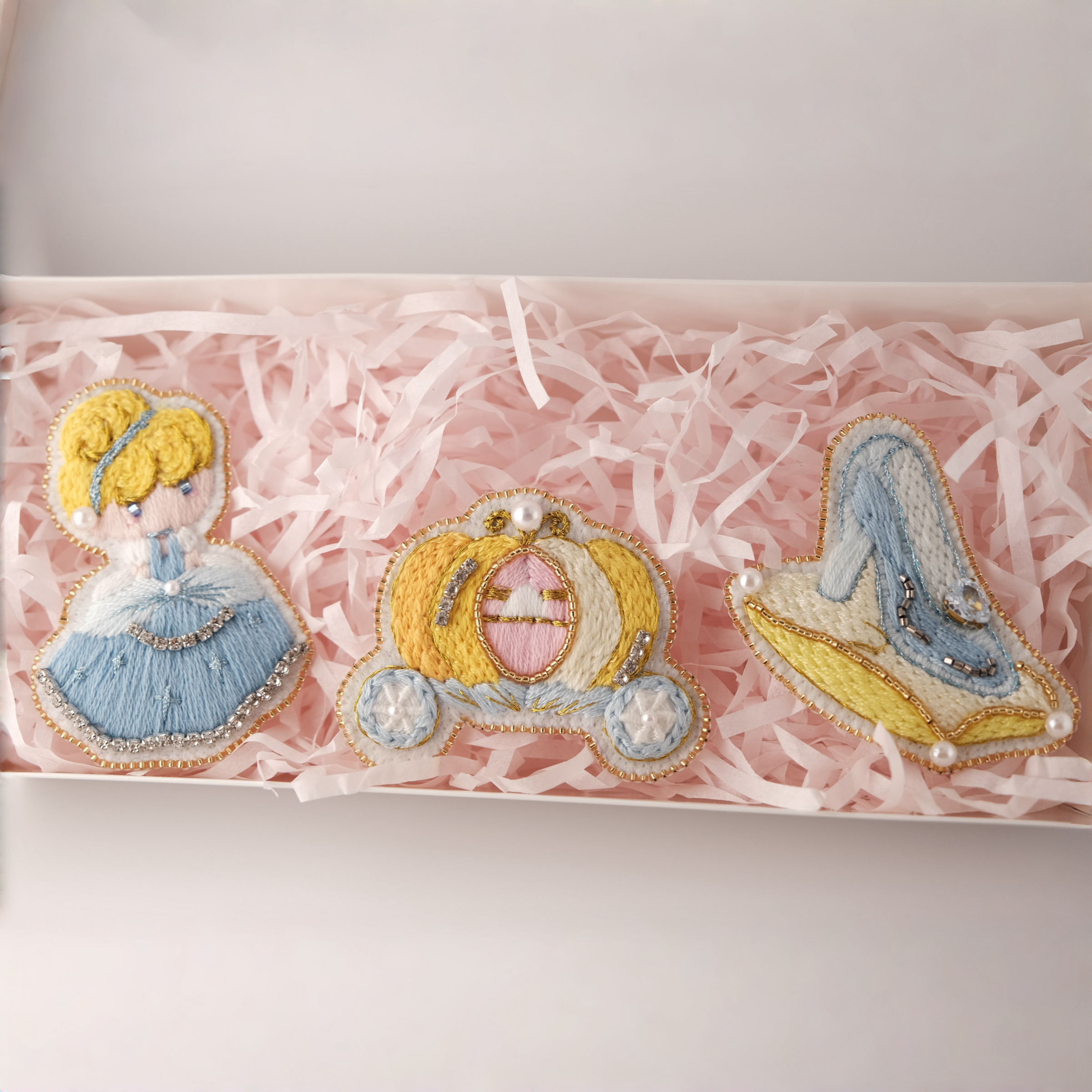 🎀ChiFLeur綺花手作🌸珠繡🪡童話系列-灰姑娘胸針-仙度瑞拉、玻璃鞋、南瓜馬車‼️刺繡和珠繡類商品大都只有一個