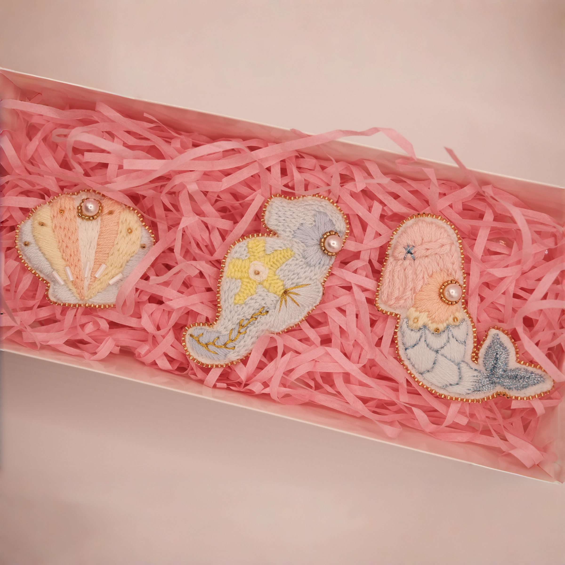 🎀ChiFLeur綺花手作🌸珠繡🪡童話系列-小美人魚胸針-愛麗兒、海馬、珍珠貝殼‼️刺繡和珠繡類的商品大都只有一個