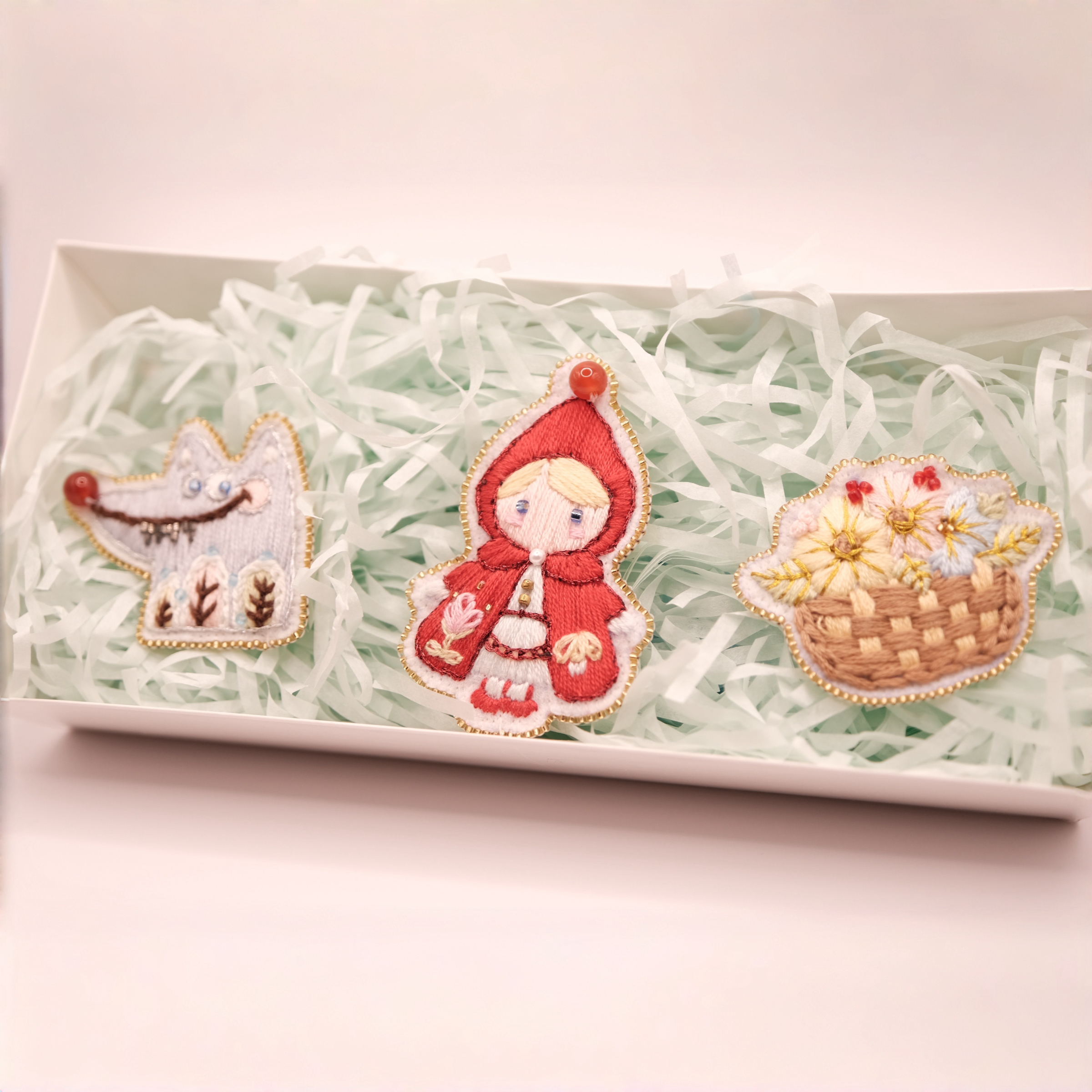 🎀ChiFLeur綺花手作🌸珠繡🪡-童話系列-小紅帽胸針-小紅帽、大野狼、花籃‼️刺繡和珠繡的類商品大都只有一個喲