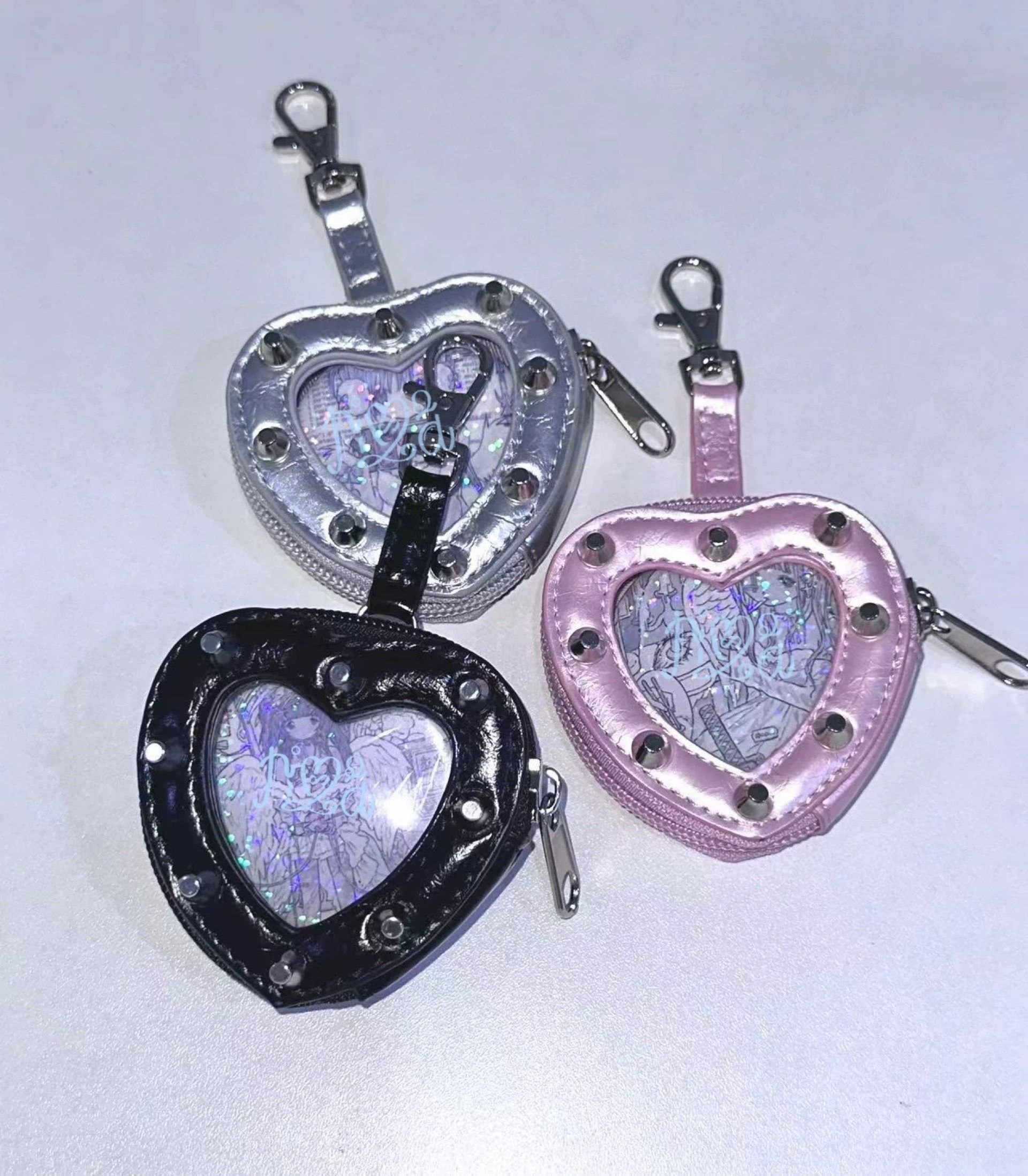 【現貨】NICOOLAA正版 森林家族雷射愛心吧唧娃包🩶