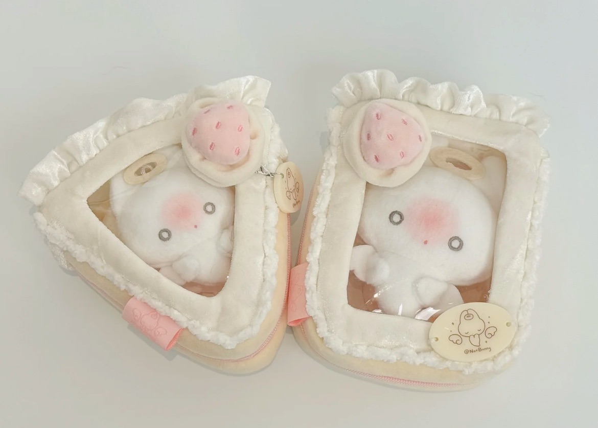 【預購】不是小兔NotBunny原創正版✨10cm白草莓蛋糕娃包🍓🍰