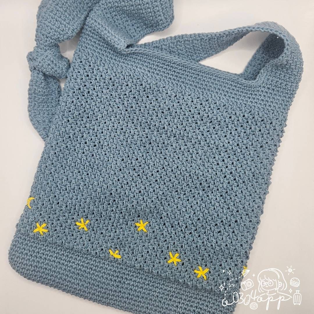 星語刺繡肩背包｜手工鉤織霧藍肩背袋・文青森系穿搭