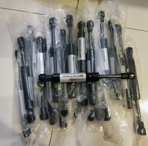 X-Max 300 椅墊撐桿