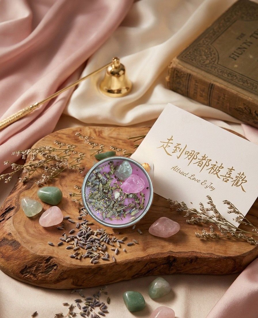 那個女孩｜【桃花/貴人魔法能量蠟燭-走到哪都被喜歡】茶蠟.蠟燭. 粉晶.好人緣.招桃花.愛情.靈魂伴侶