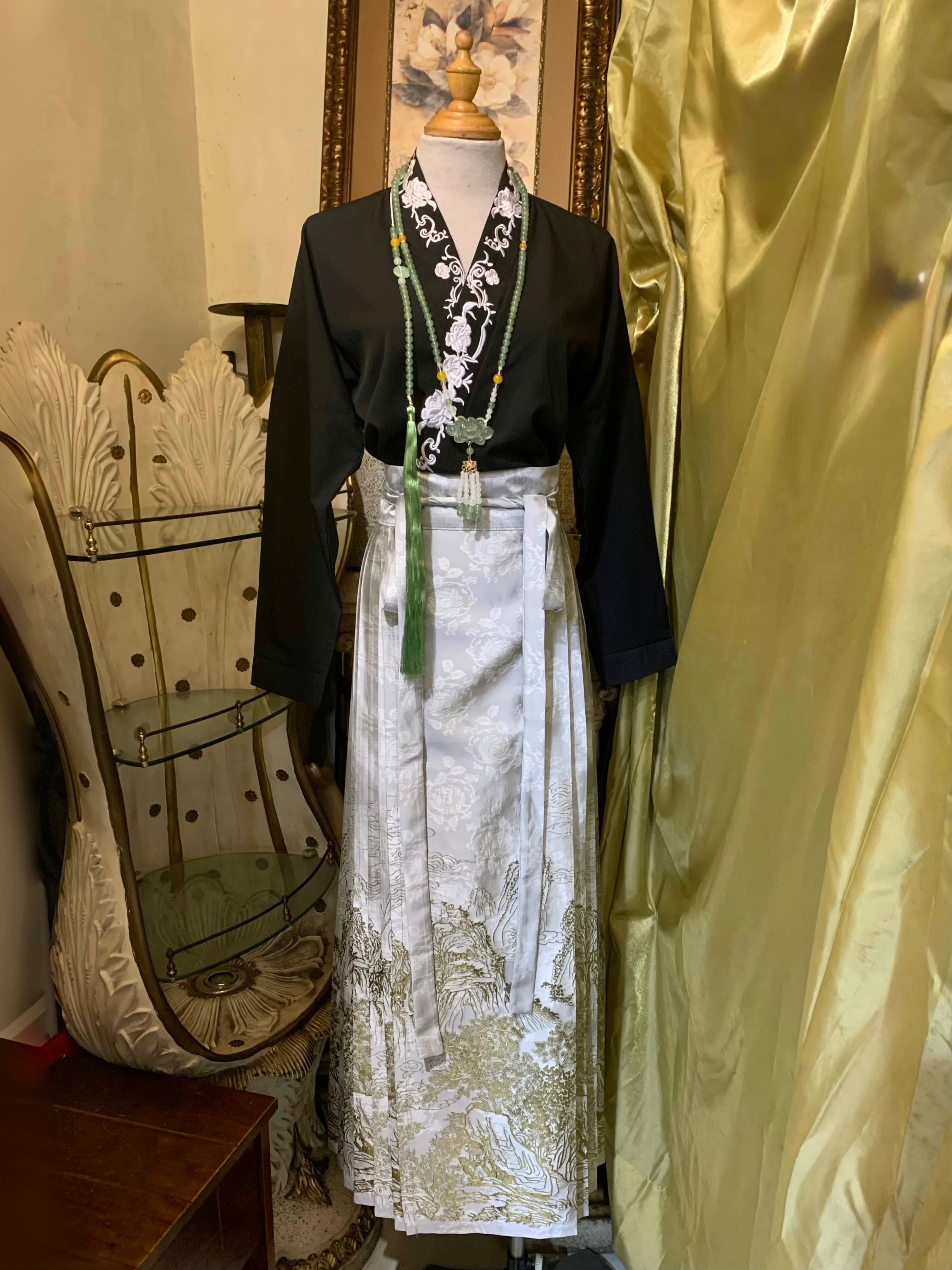 灰色織金山水馬面裙套裝