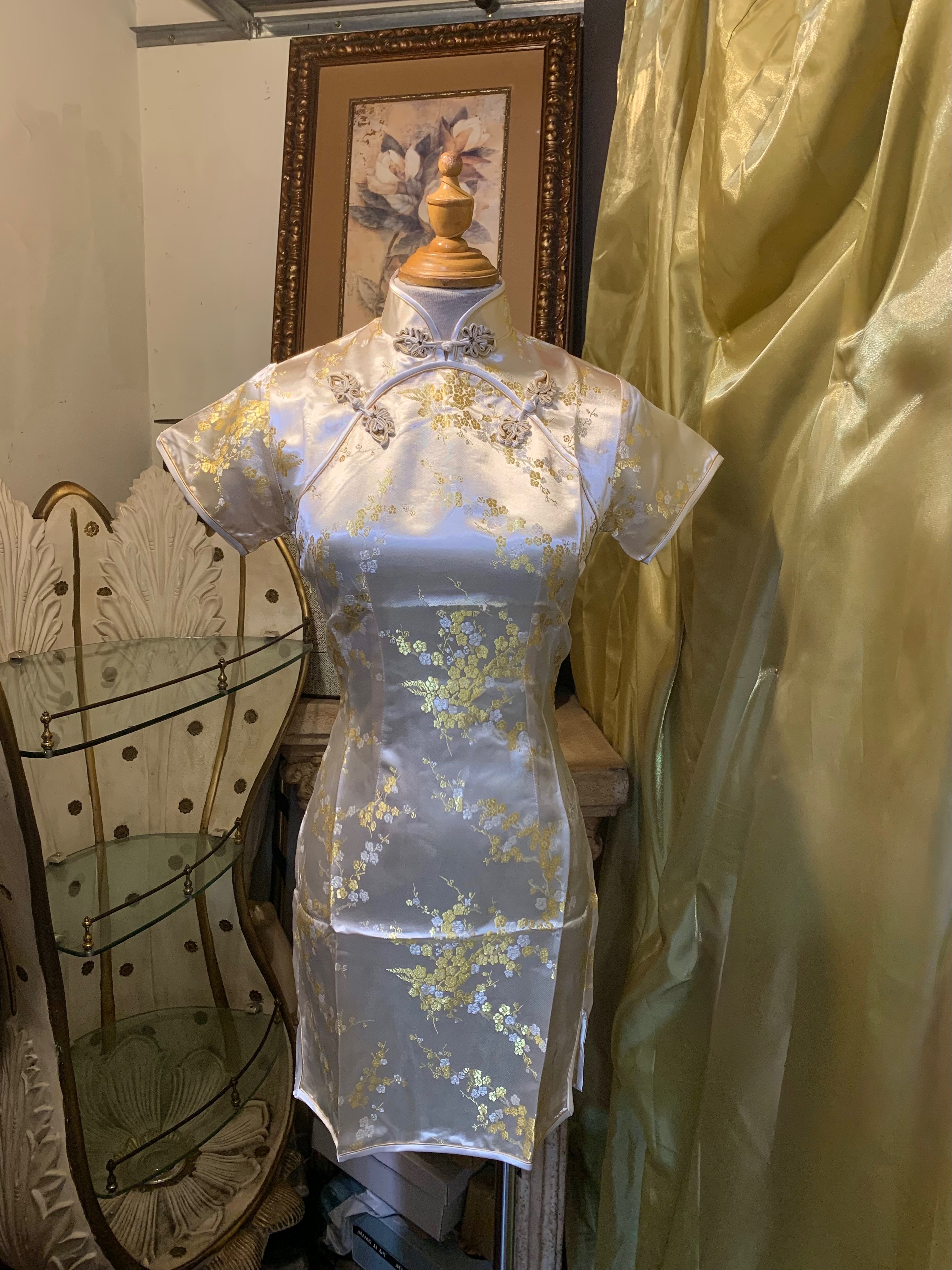 白金色織錦緞雙襟米底梅花旗袍