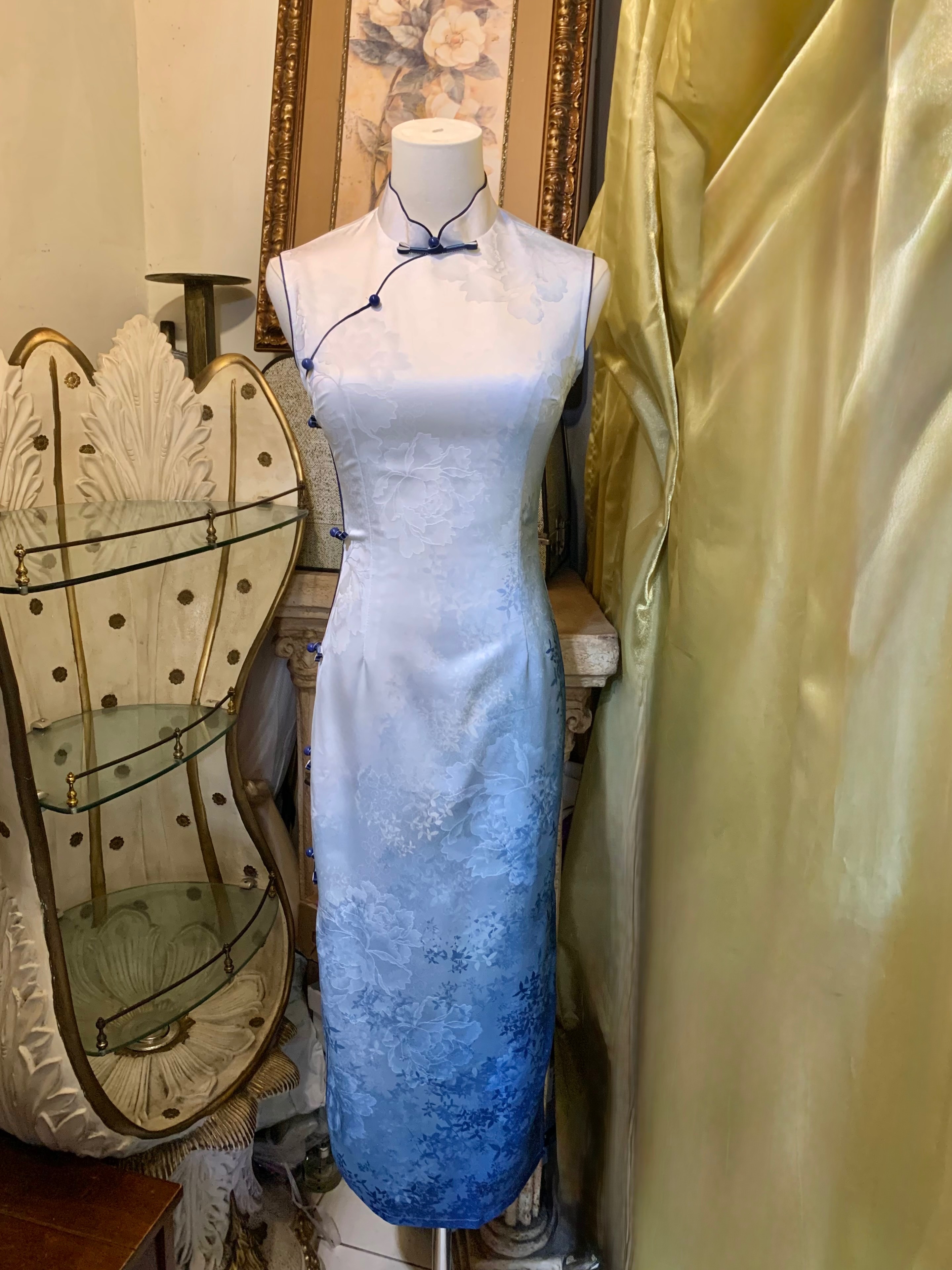 暗紋緹花漸層花瓣領復古旗袍