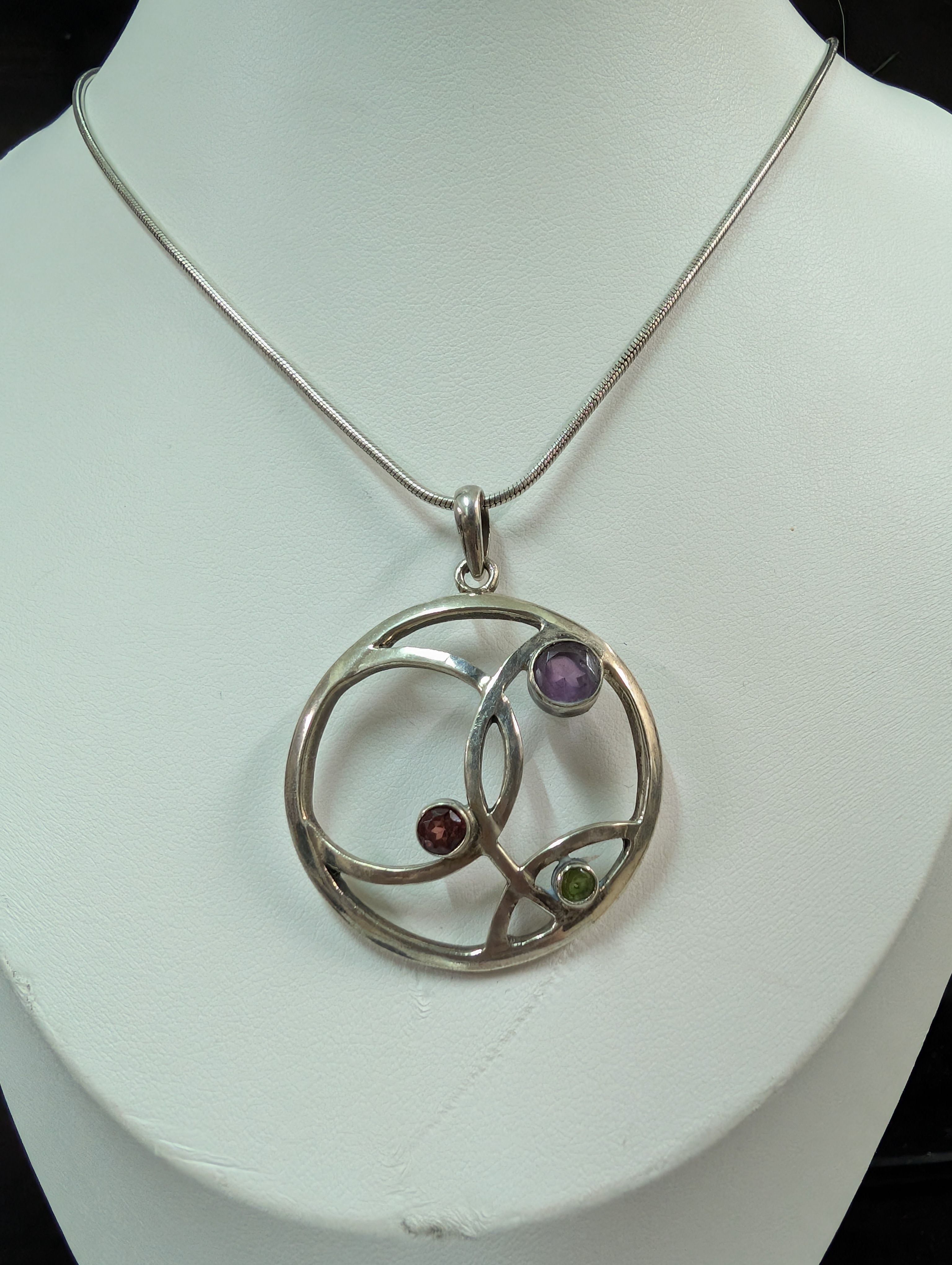 繩狀鏈圓形銀吊墜 ~ Circular Silver Pendant on Rope-style Chain