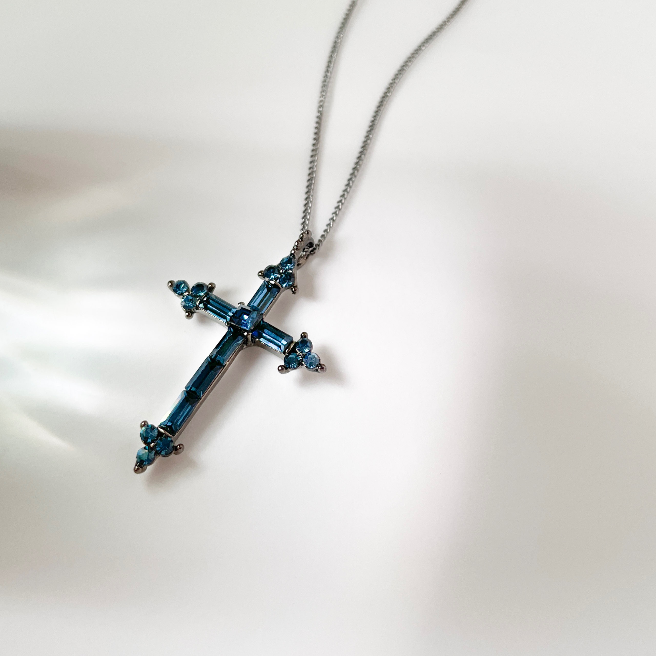 light｜深藍鑲石十字架項鍊