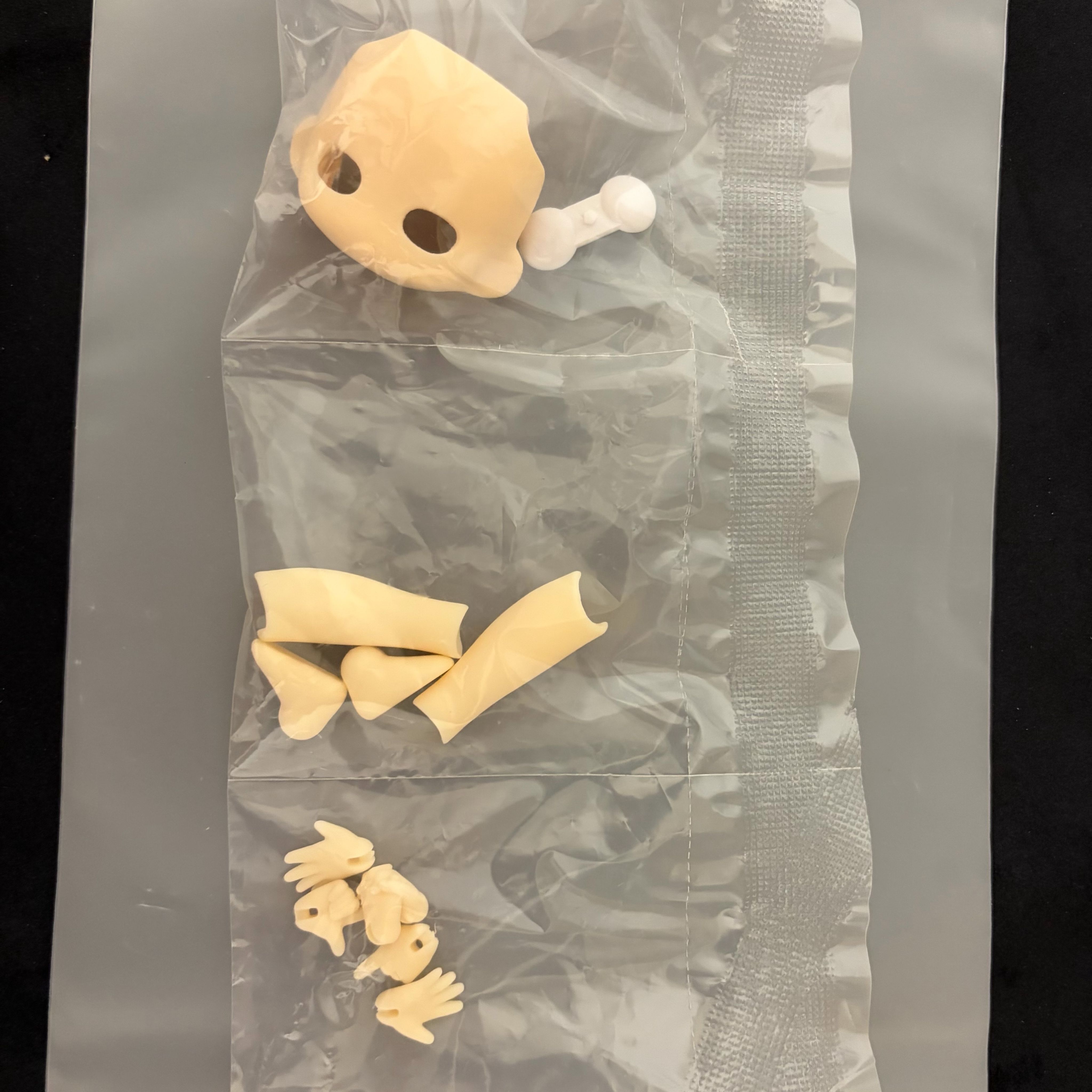 空白開眼臉人腿手組