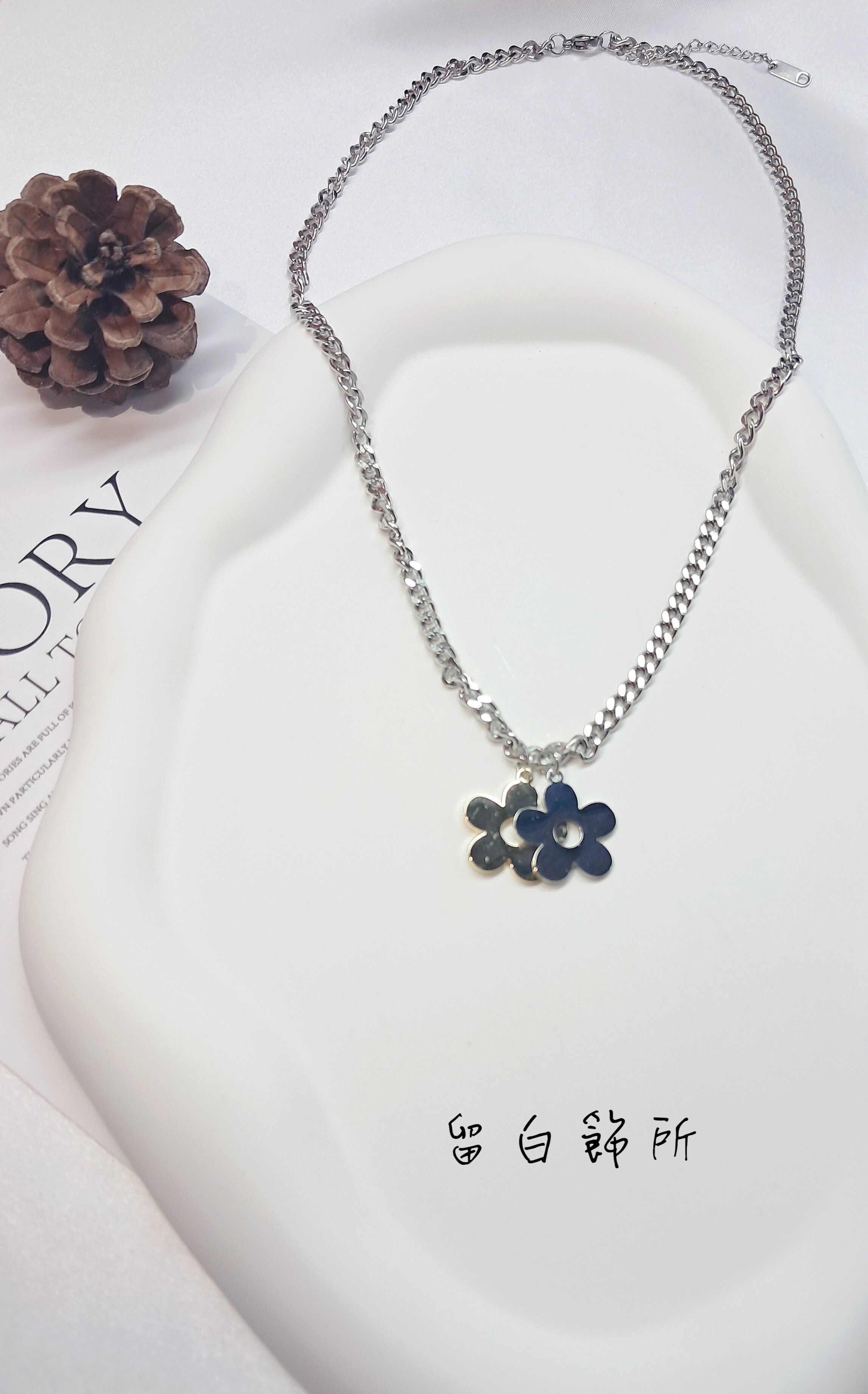 雙色小花吊墜項鍊