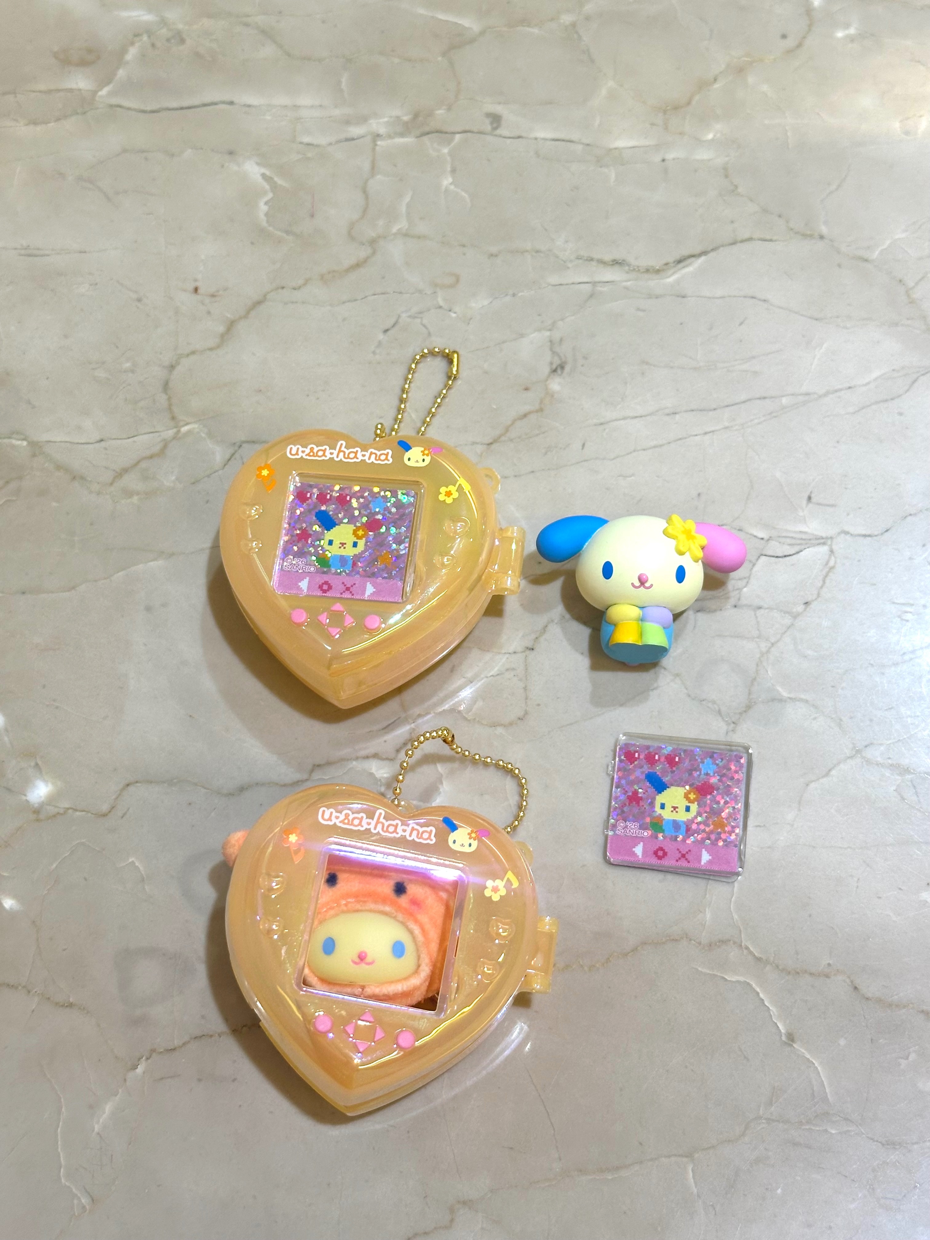 出複數～愛心花小兔電子機盲盒吊飾