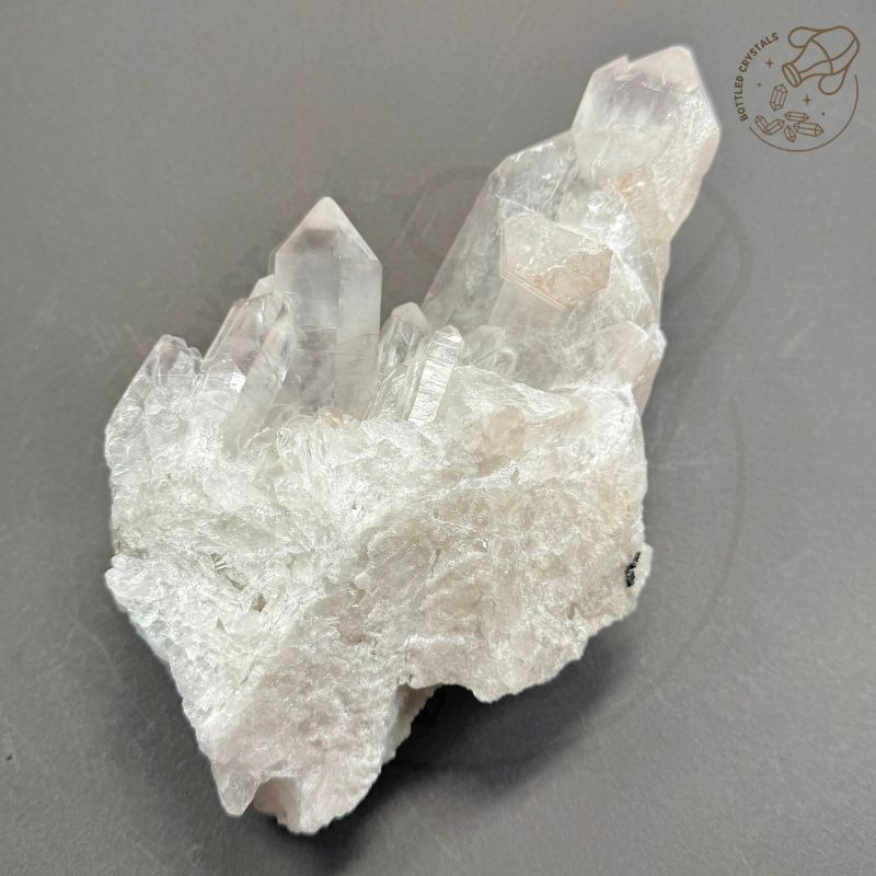 巨型白水晶簇｜1272g 高透主柱群生・淨化擺件