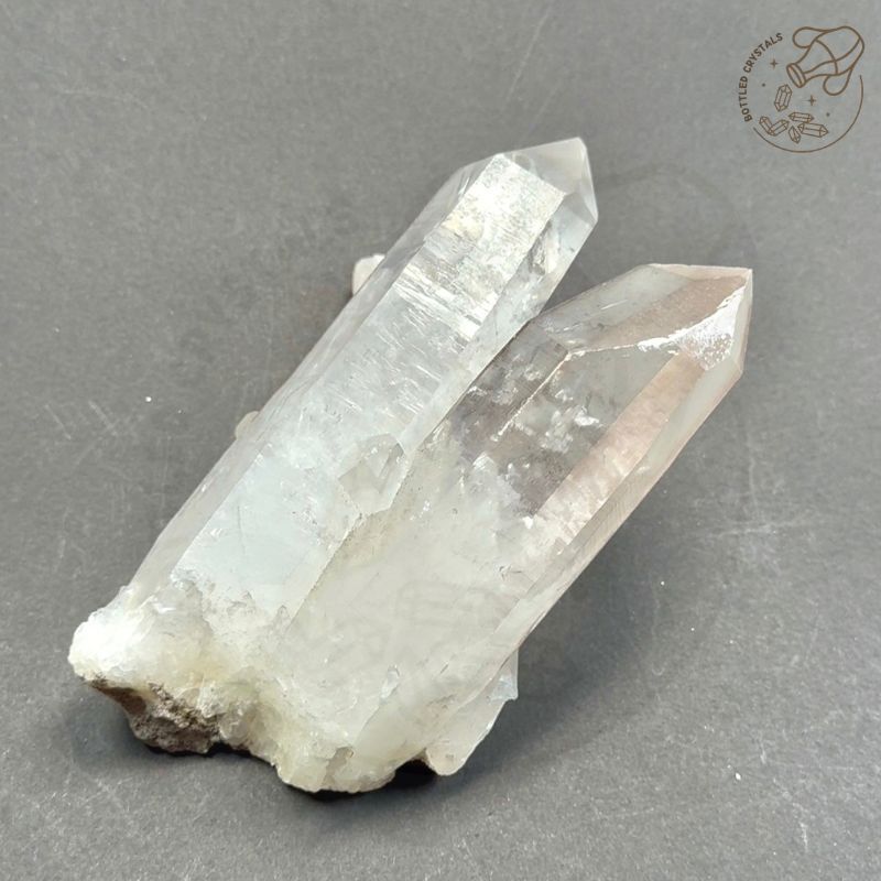白水晶簇｜785g 雙主柱立體結晶・桌面型擺件
