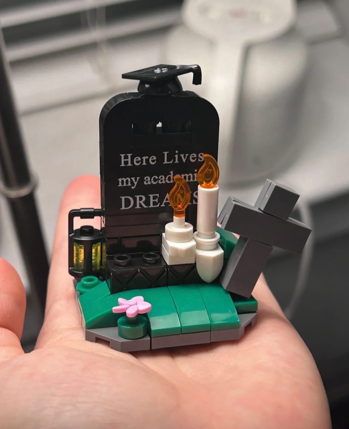 「這裡埋葬了我的學術理想」墓碑積木