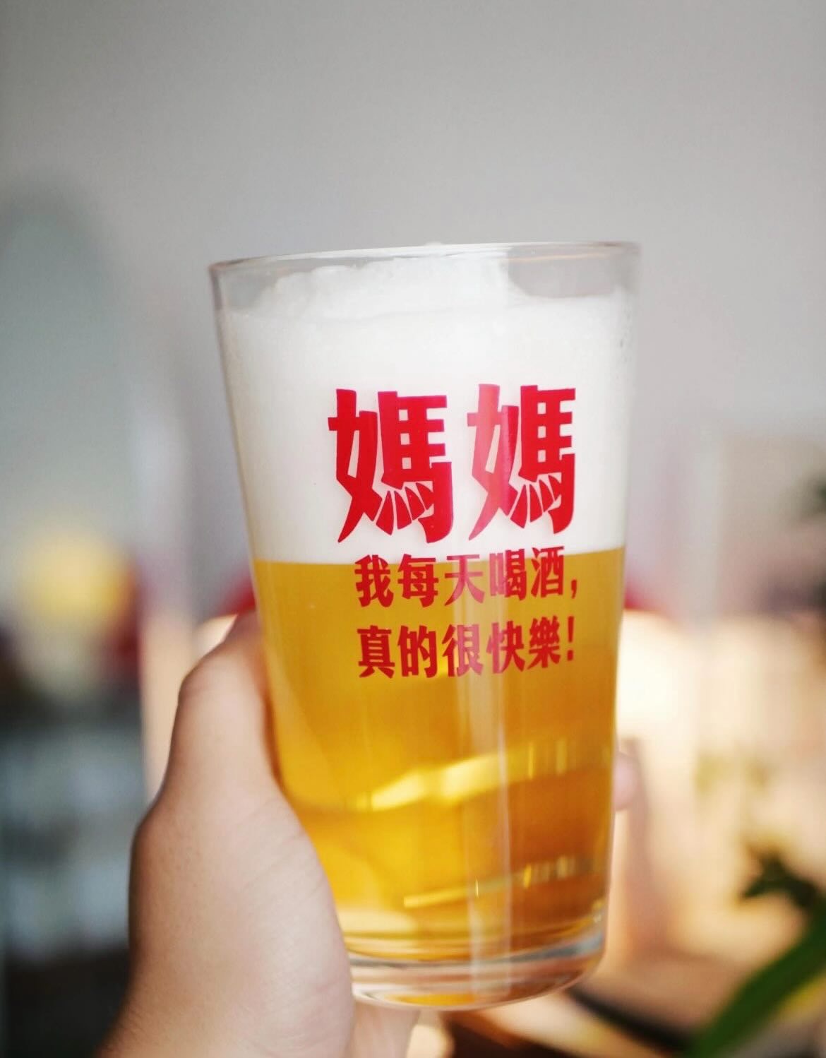「媽媽我每天喝酒真的很快樂」玻璃酒杯 480ml